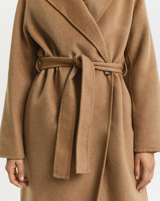 Sobretudo com cinto cosido à mão