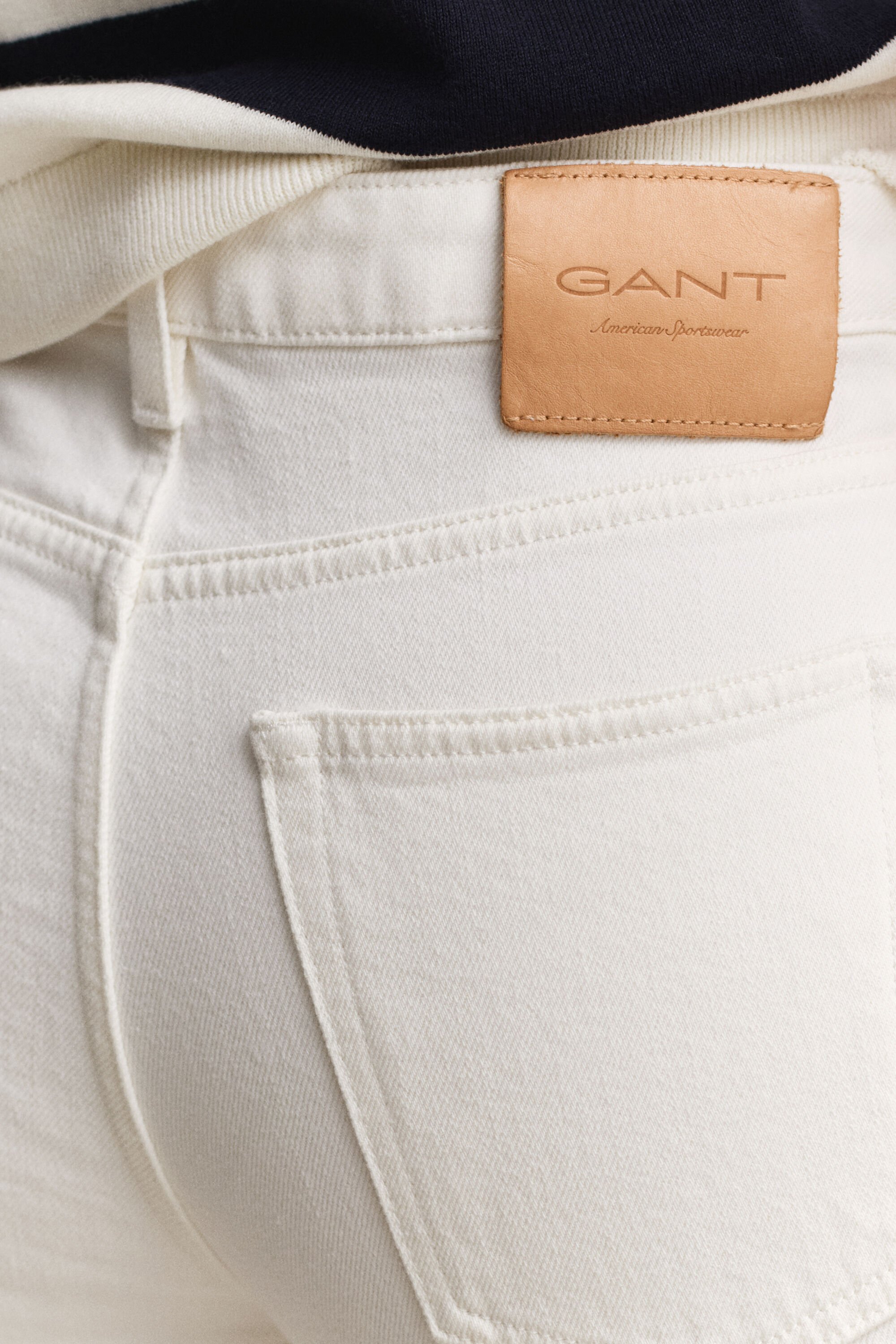 Calças de ganga com elastano e perna a direito