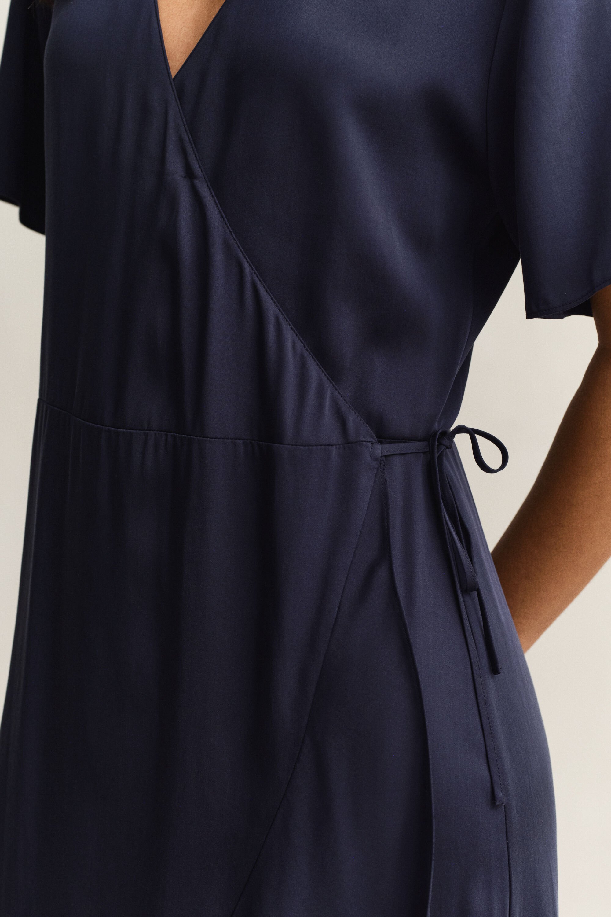 Vestido de trespasse com folhos