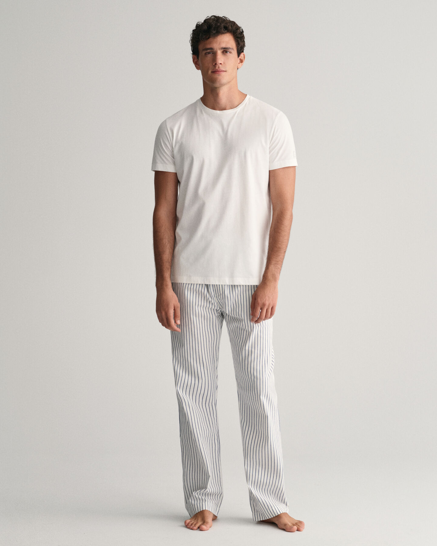 Caixa de presente com calças e t-shirt de pijama às riscas