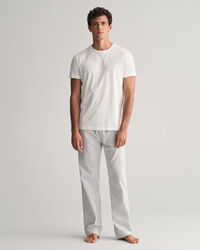 Caixa de presente com calças e t-shirt de pijama às riscas