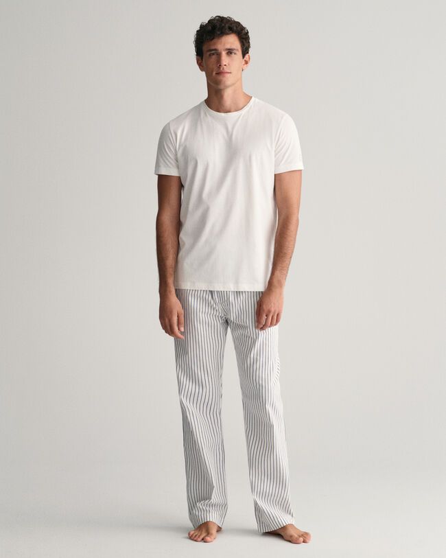 Caixa de presente com calças e t-shirt de pijama às riscas