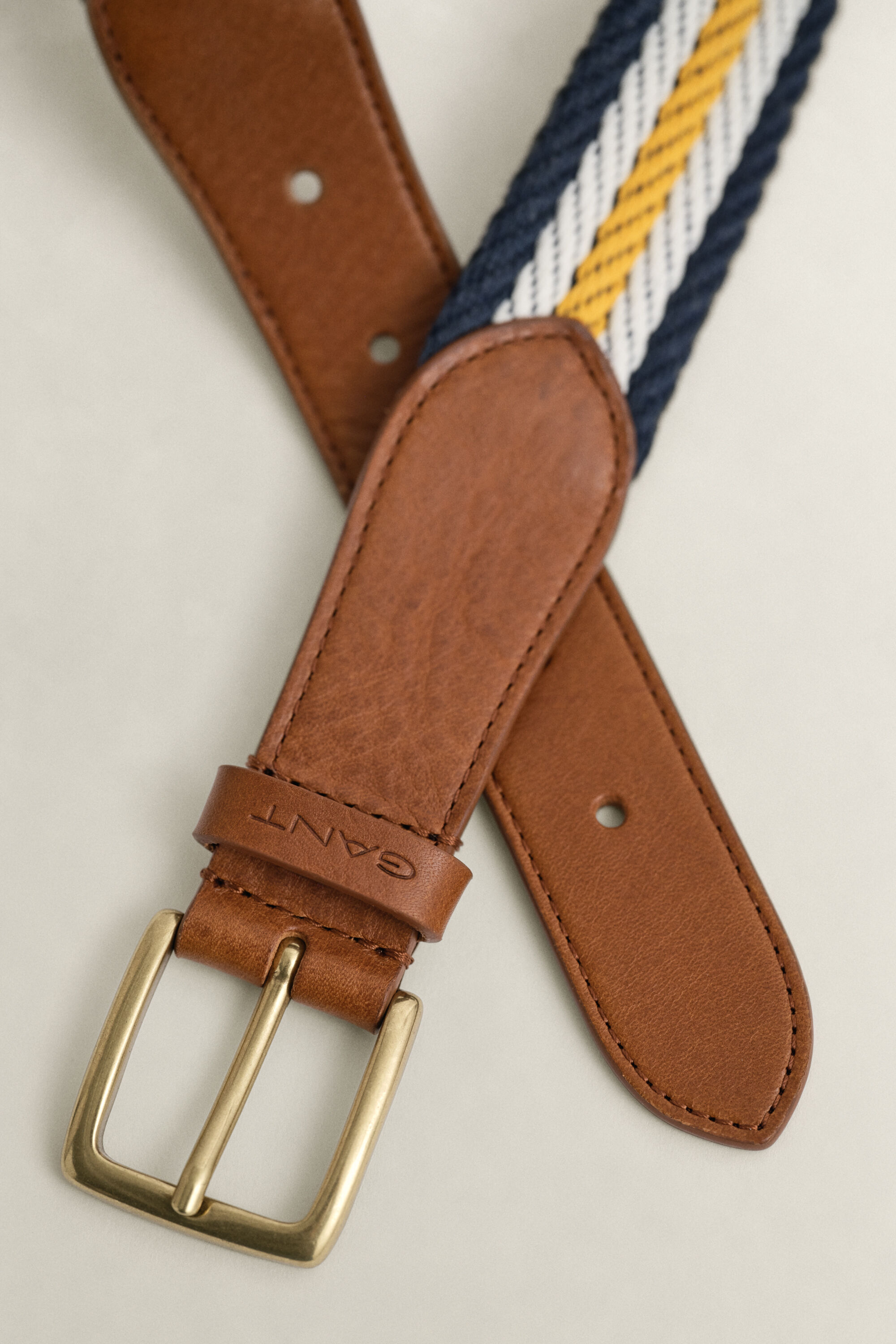 Cinto em tecido resistente às riscas