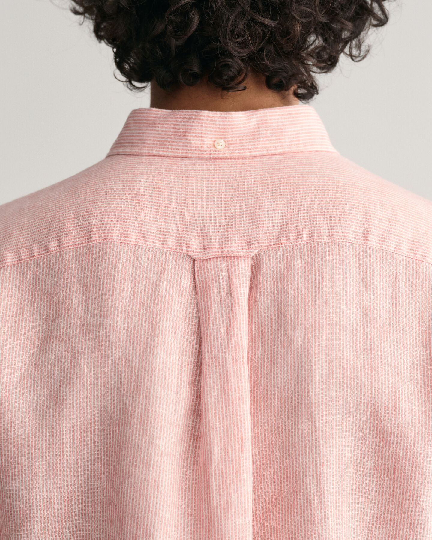 Camisa de linho com manga curta às riscas regular fit