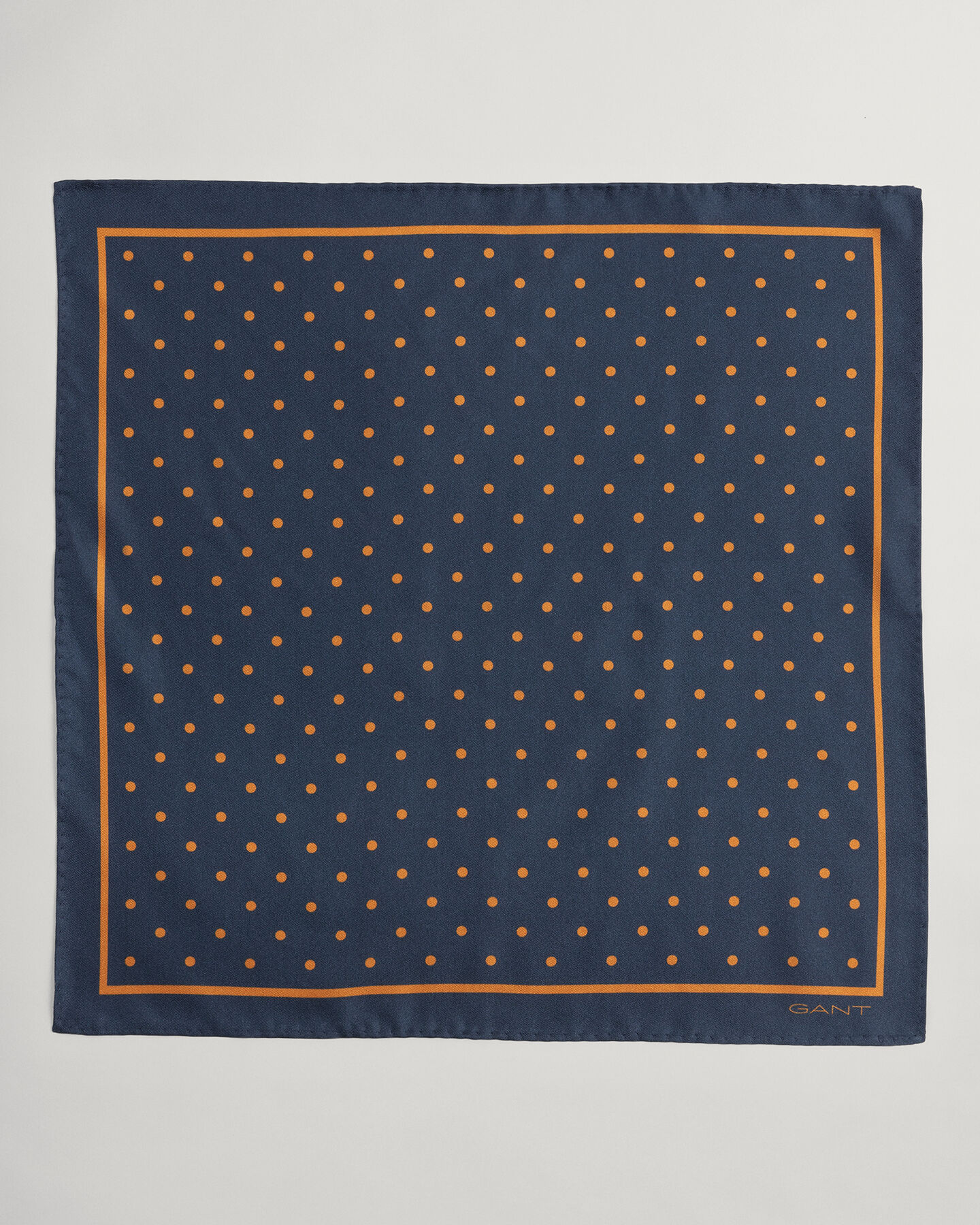 Len&ccedil;o de bolso &agrave;s bolinhas