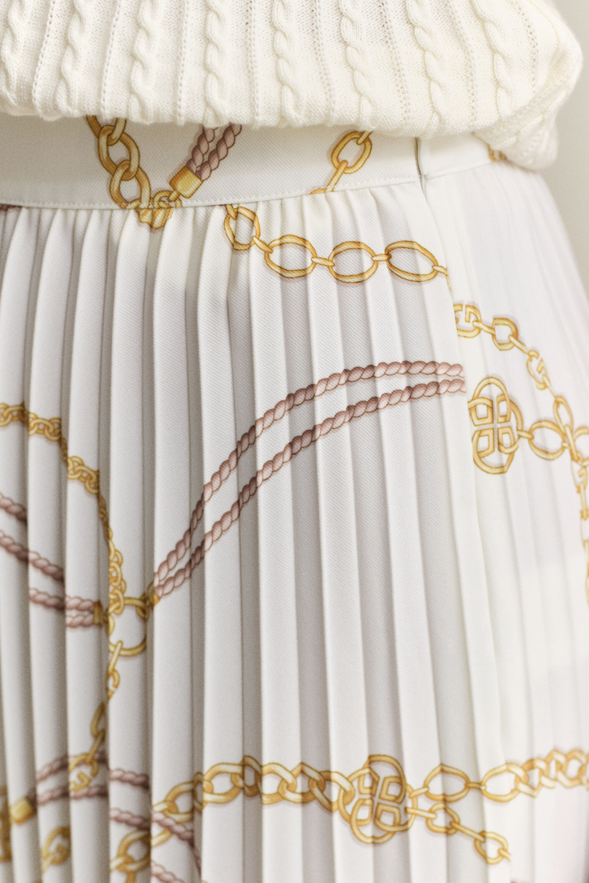 Saia de comprimento médio estampada e com pregas