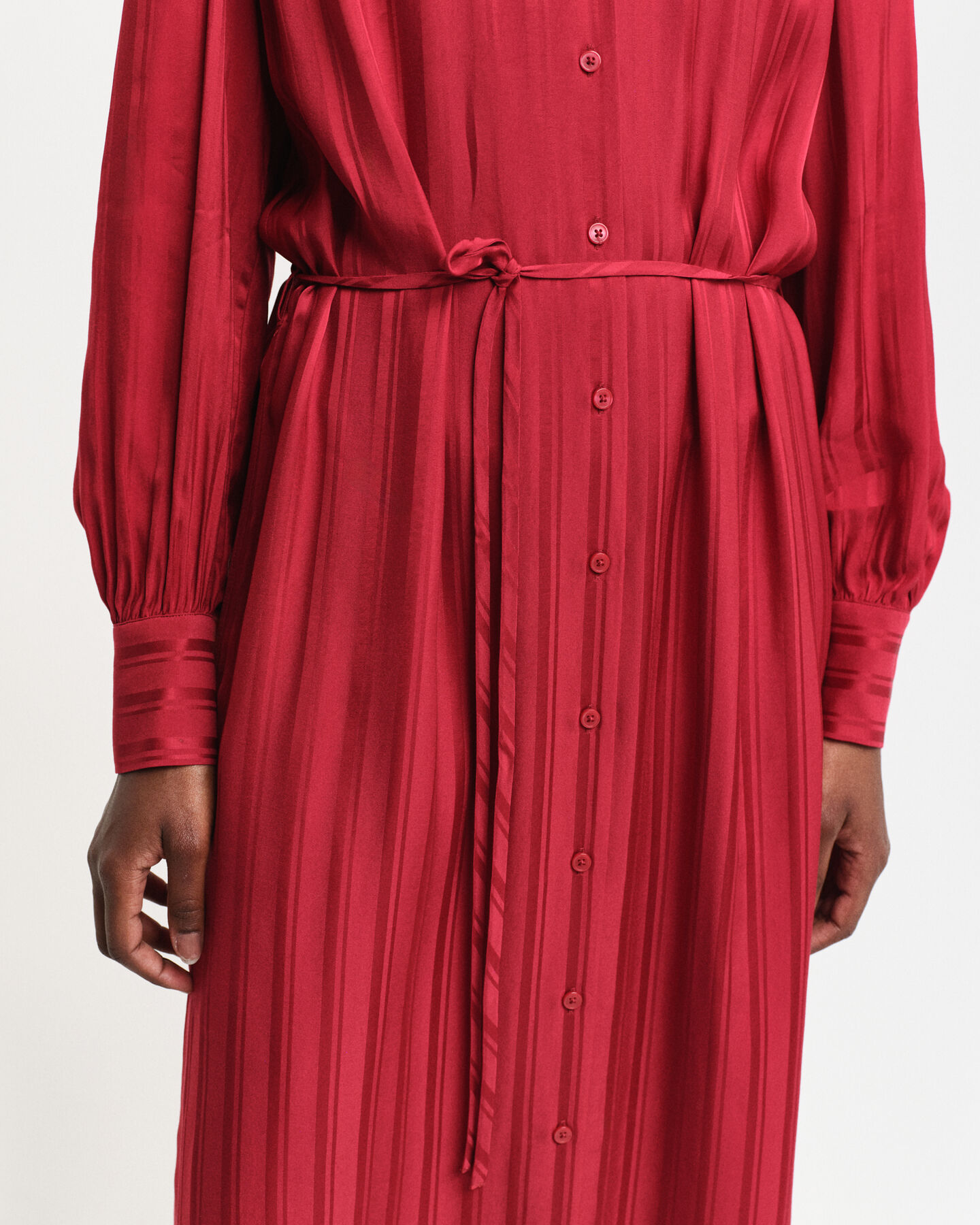 Vestido-camisa em cetim &agrave;s riscas