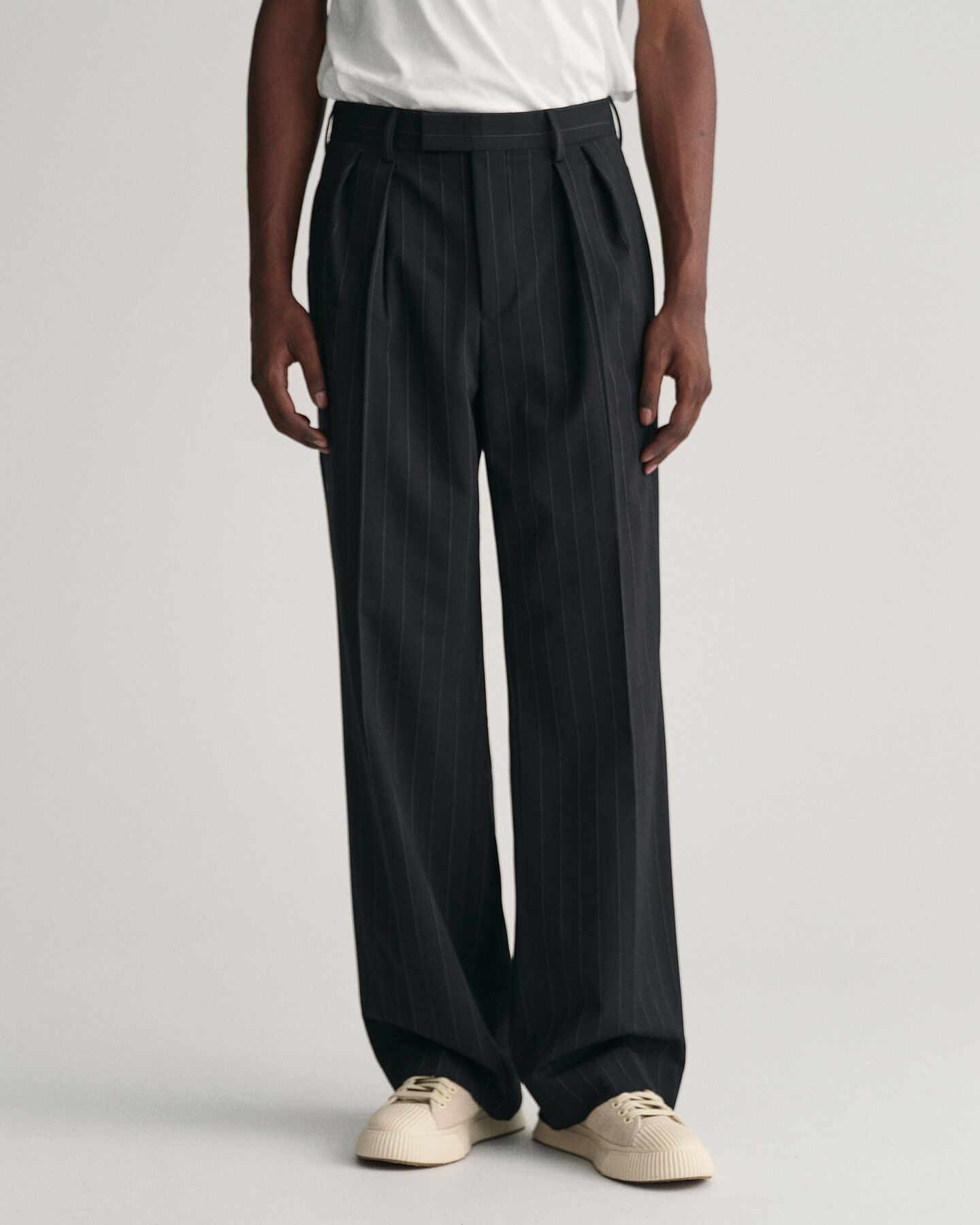 Calças de fato com padrão Pinstripe e pregas