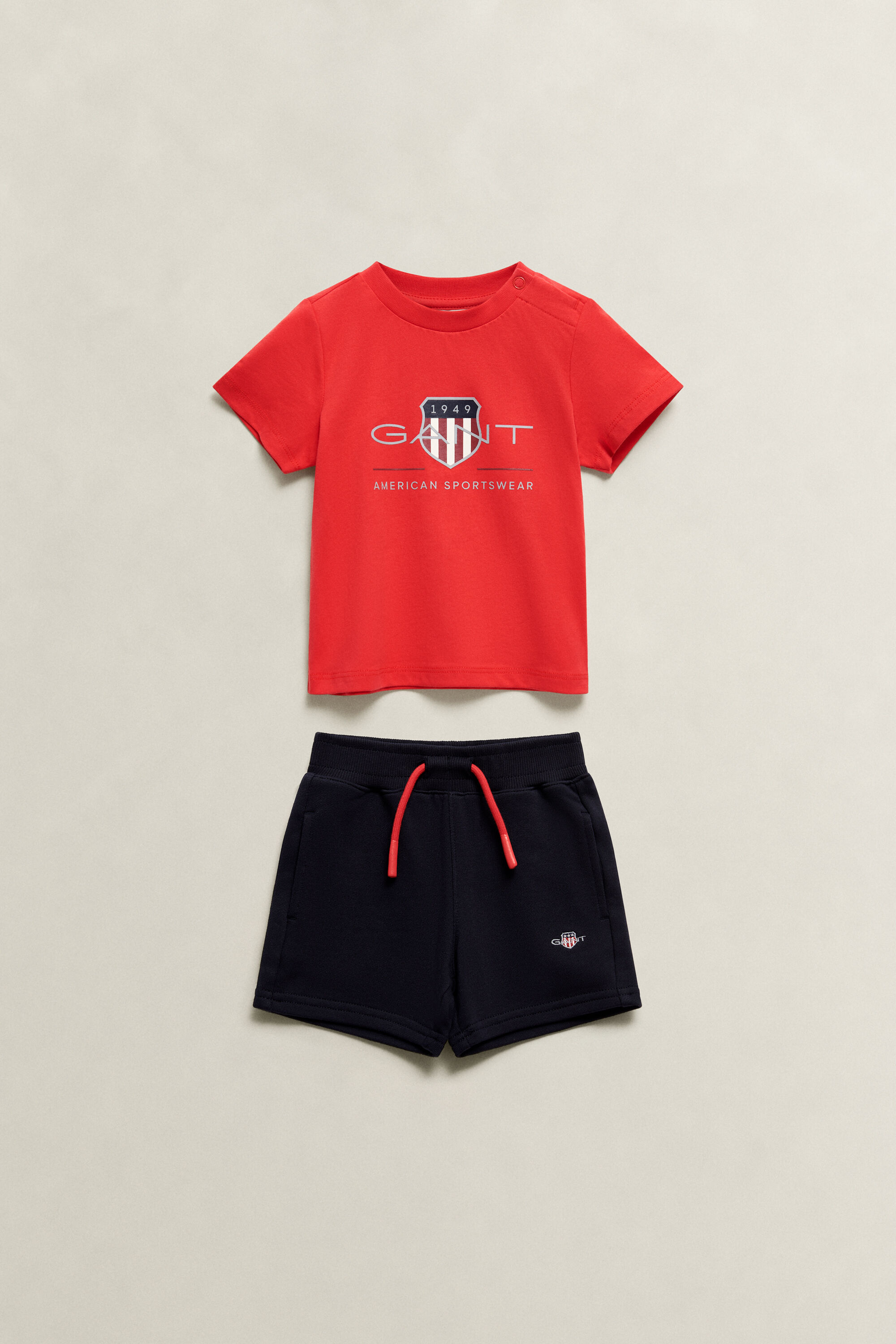 Conjunto com calções desportivos e t-shirt Archive Shield Boys