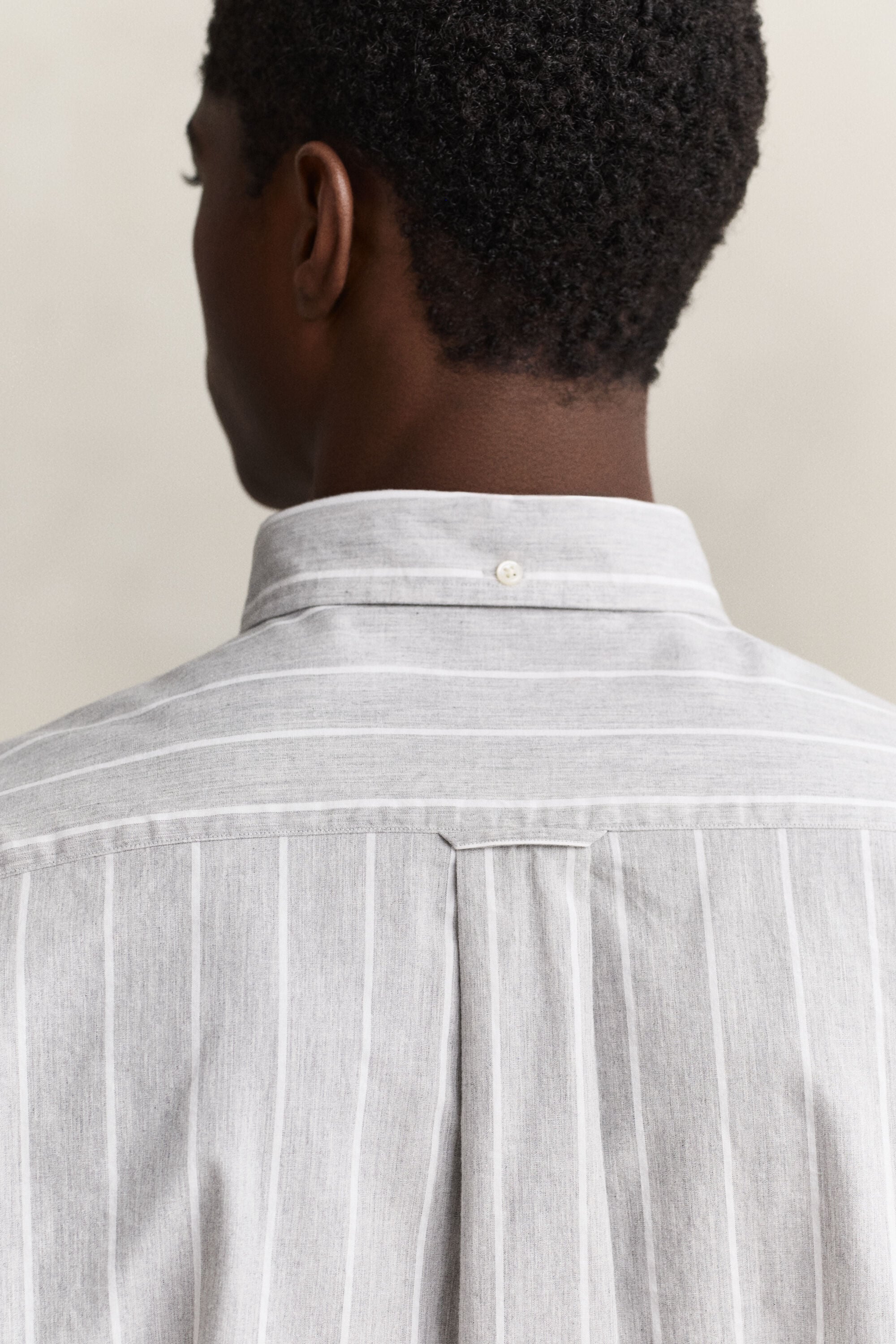 Camisa em popelina e mistura de tecidos às riscas