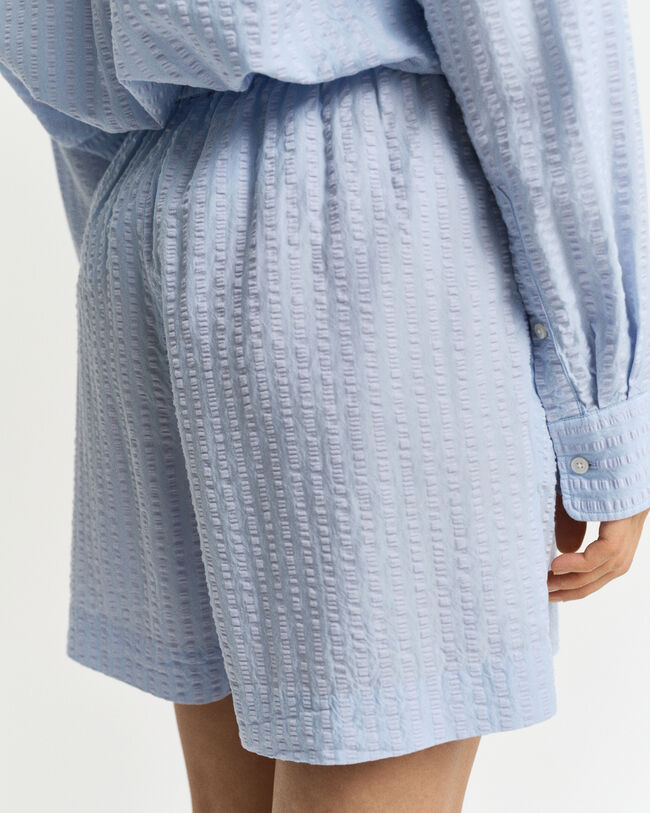 Cal&ccedil;&otilde;es Seersucker &agrave;s riscas no mesmo tom