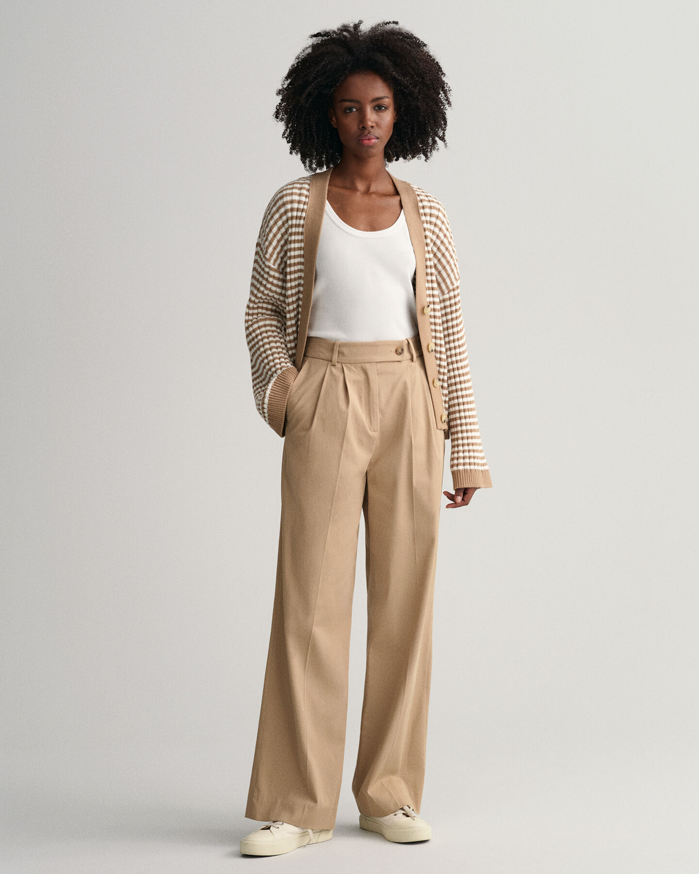 Casaco de malha com decote em V em algod&atilde;o &agrave;s riscas