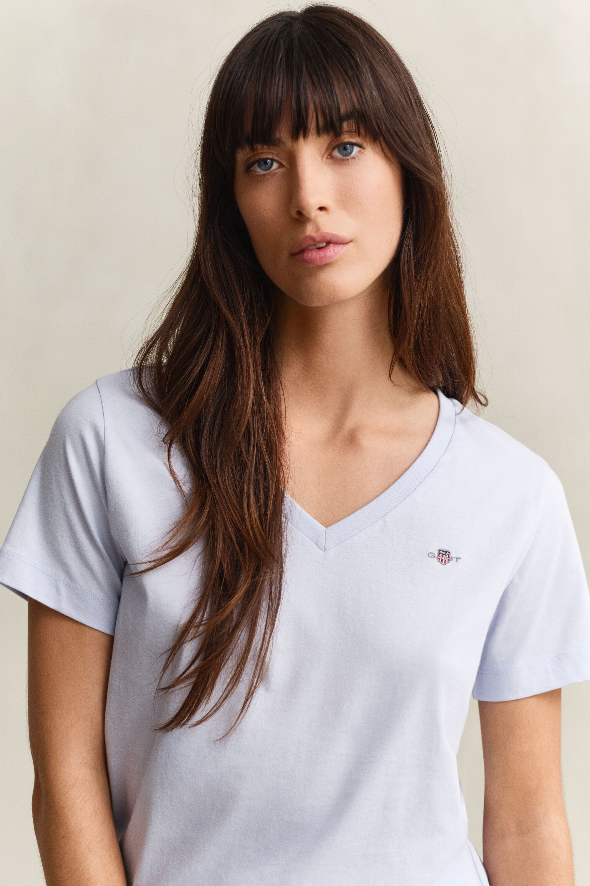 T-shirt com decote em V Shield