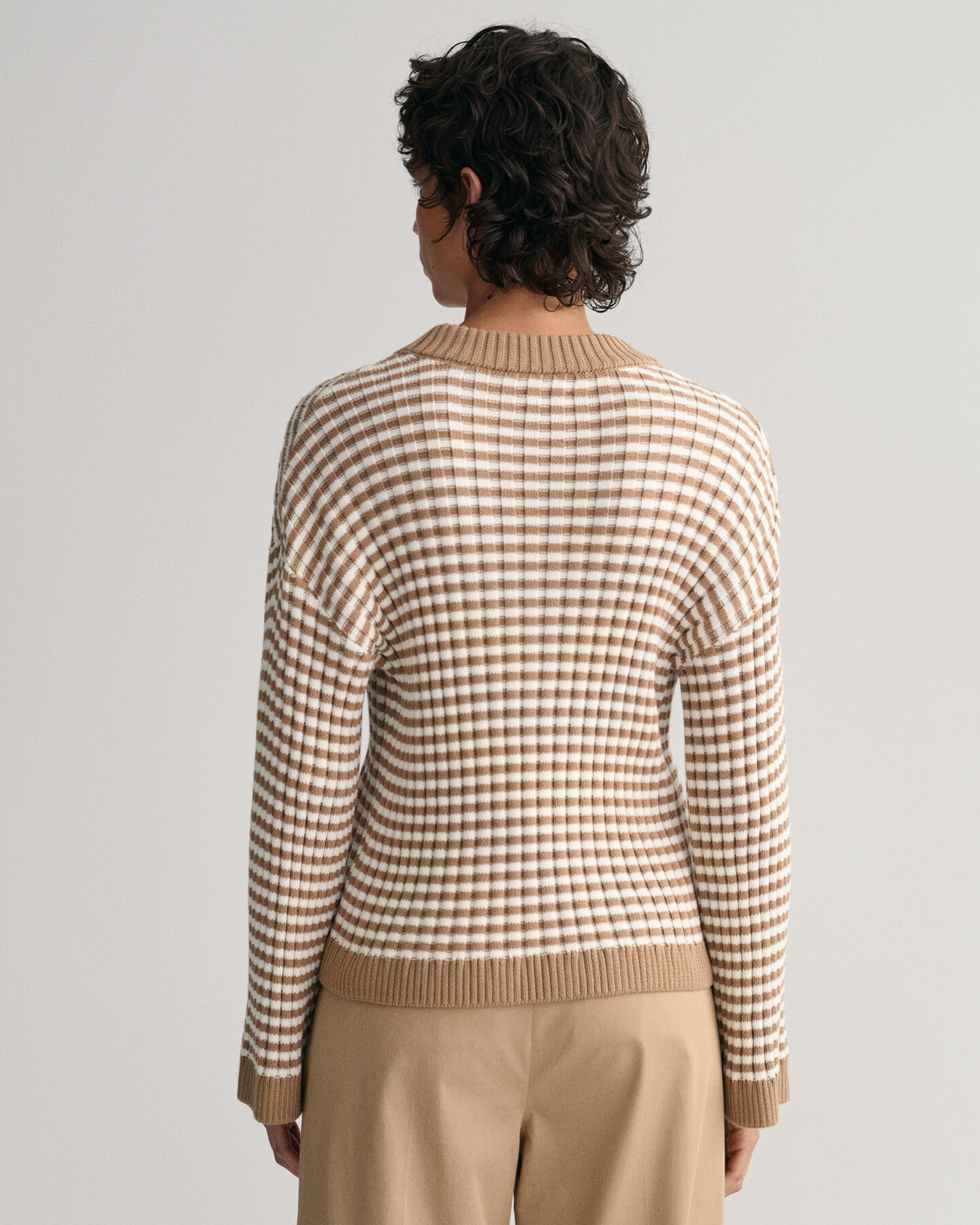 Pulover com decote redondo em malha de algod&atilde;o &agrave;s riscas
