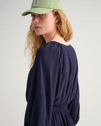 Vestido com decote à barco