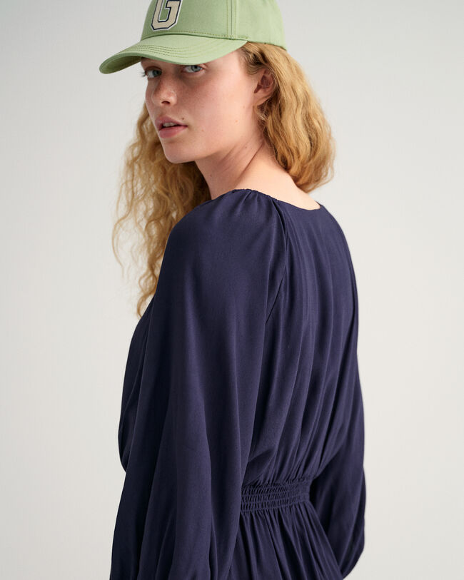 Vestido com decote à barco