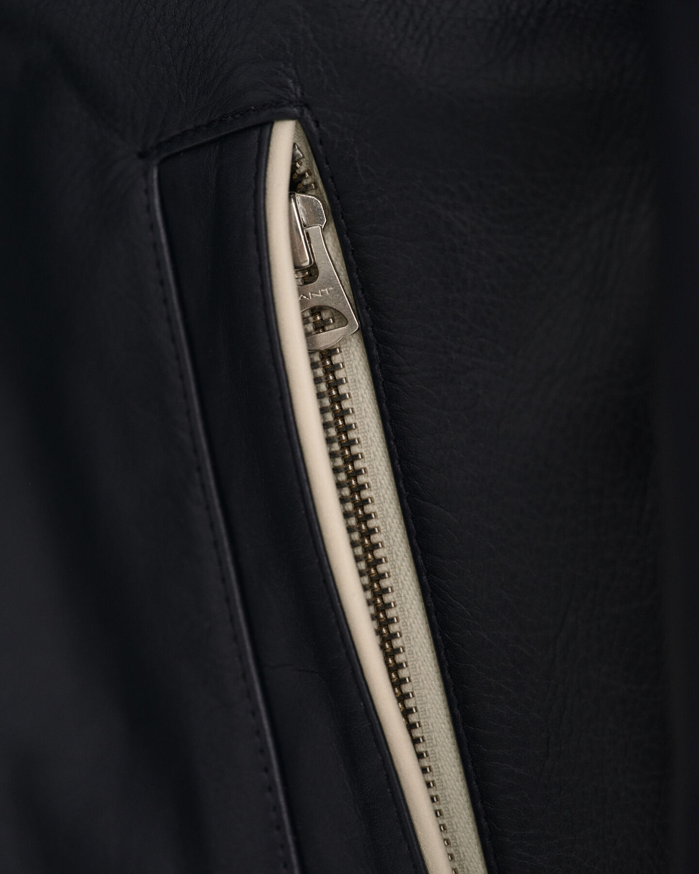 Blus&atilde;o em pele curto