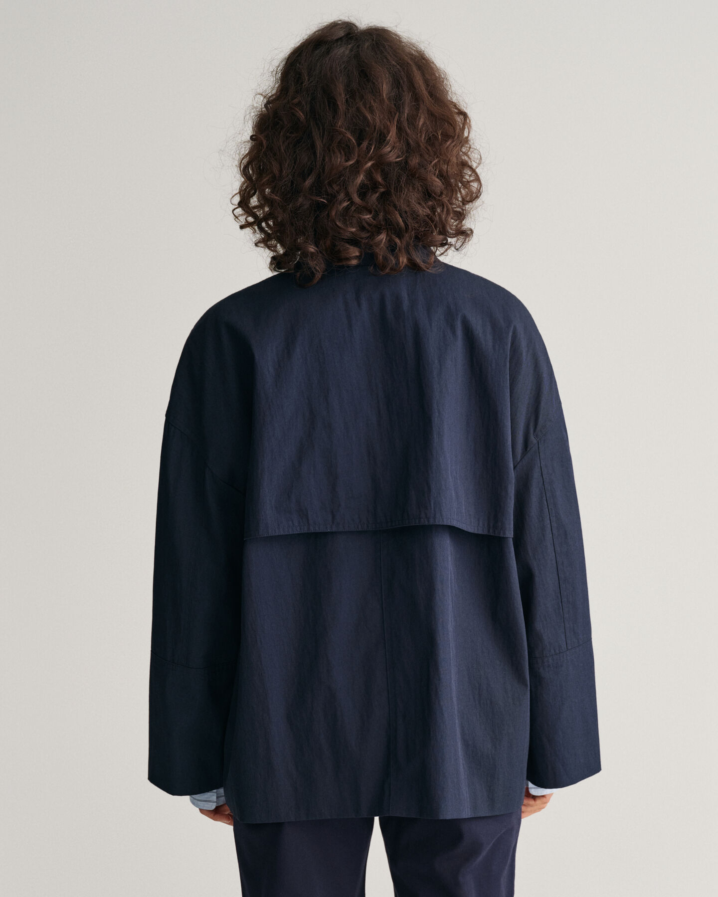 Casaco estilo gabardina com comprimento médio