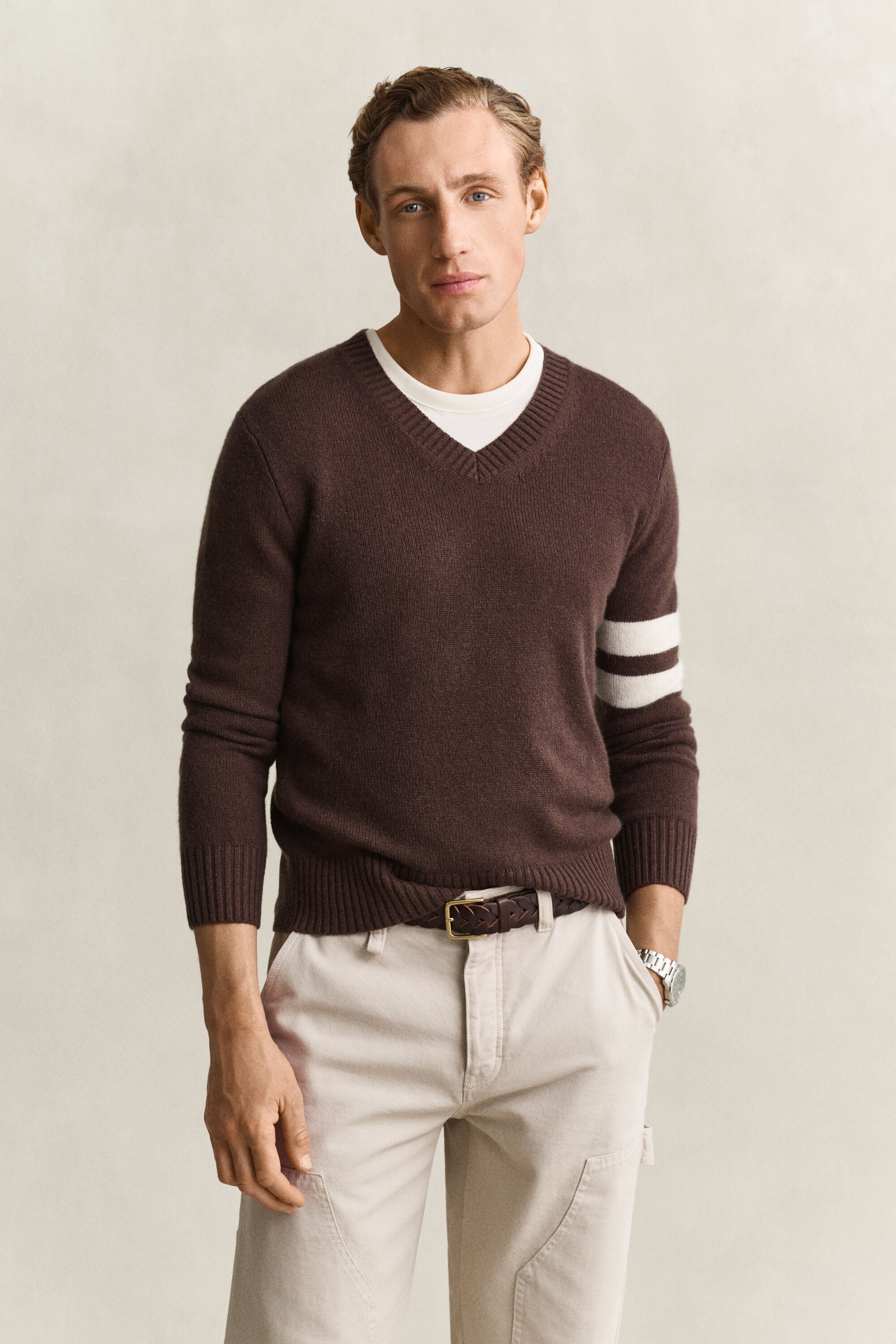 Pullover com decote em V em caxemira às riscas