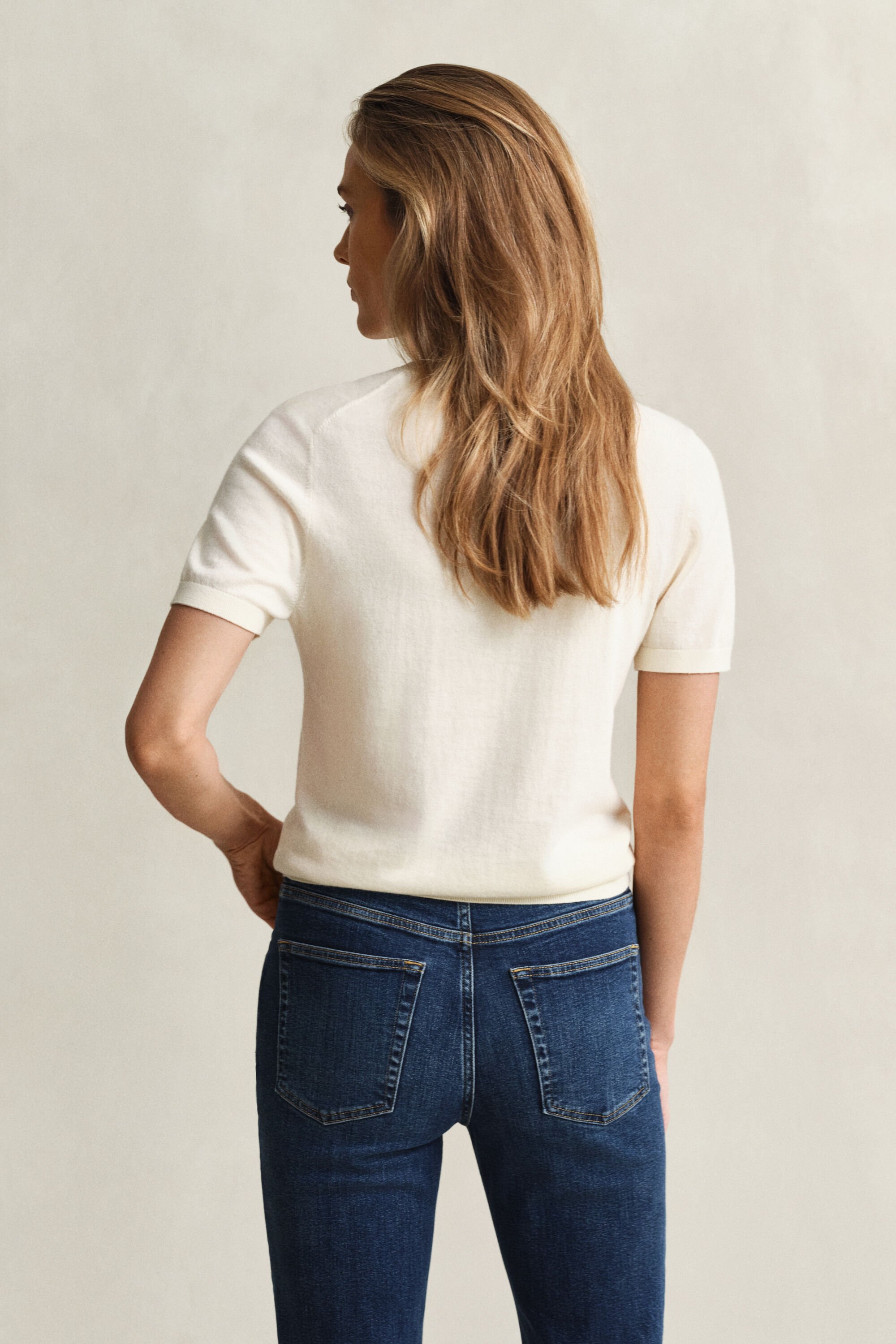 Camisola de malha leve com decote redondo e manga curta