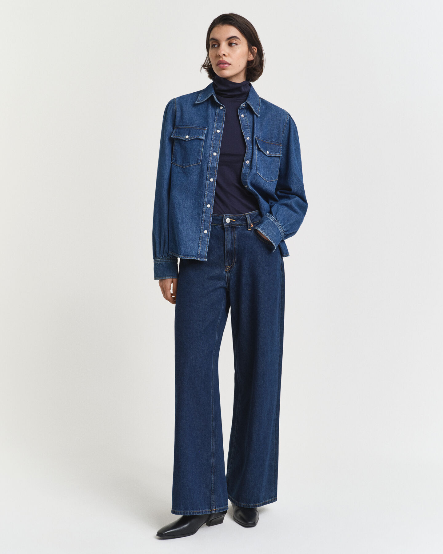 Top com gola alta em algodão leve