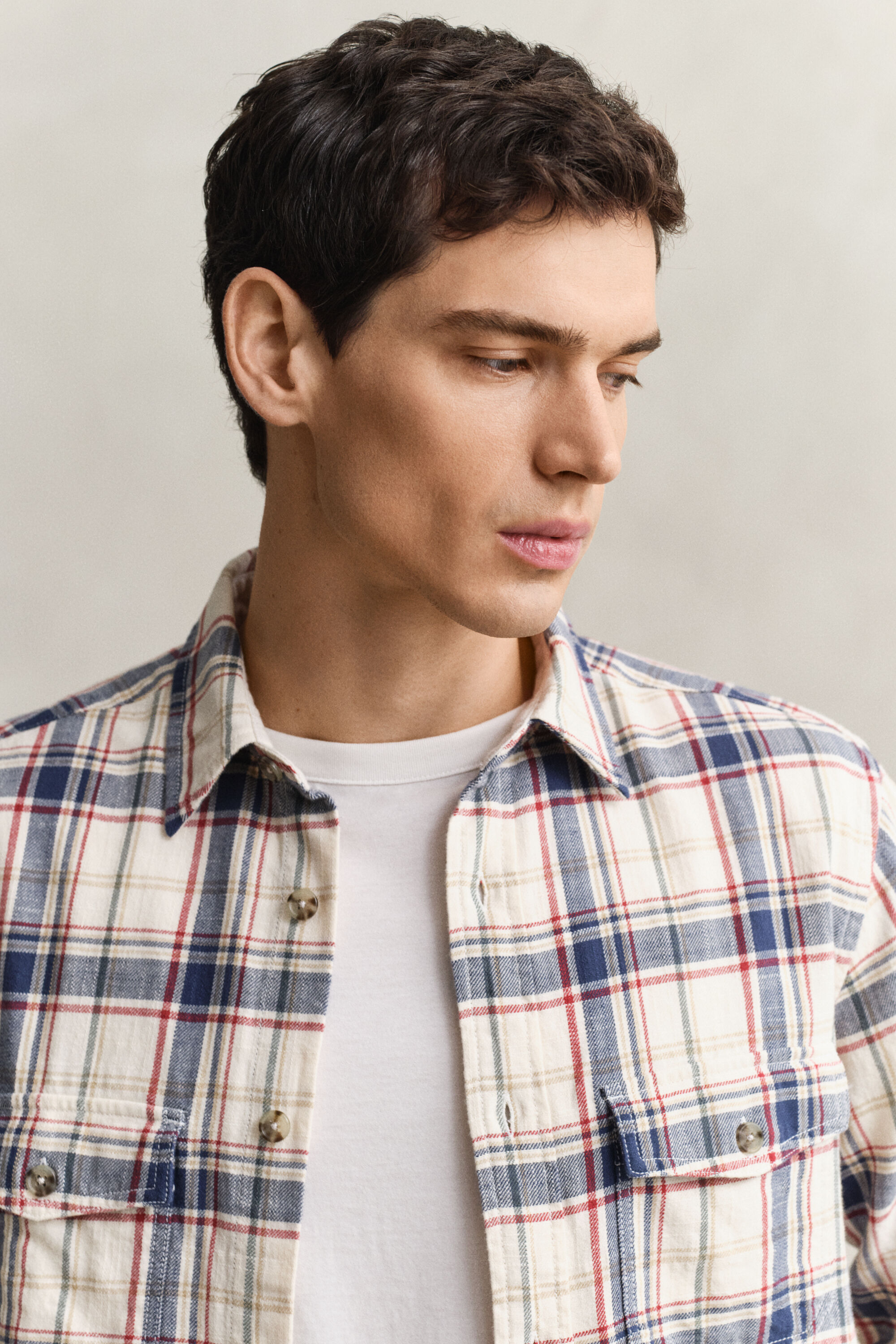 Camisa em sarja com bolsos sobrecosidos