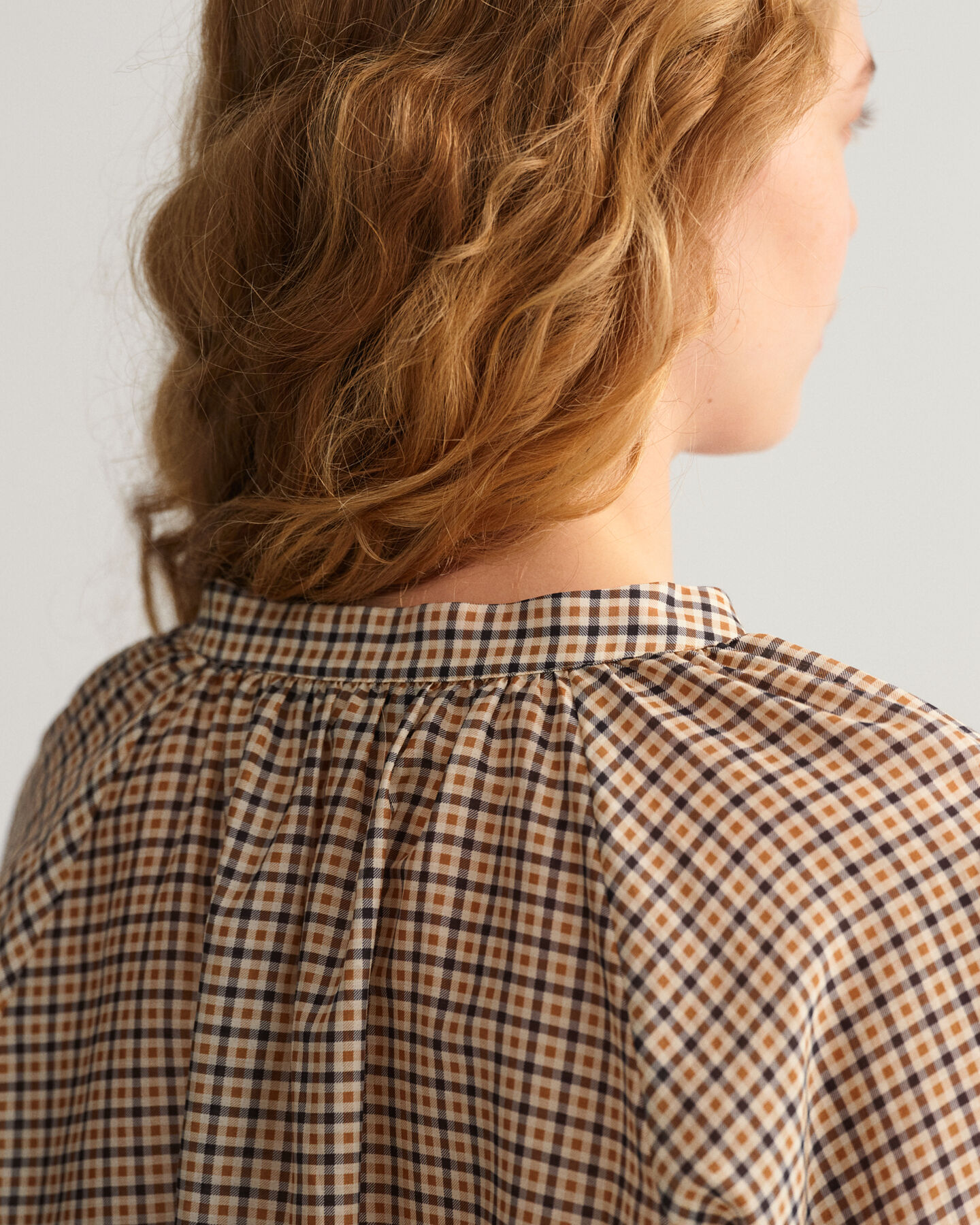 Blusa em seda e algod&atilde;o com padr&atilde;o de xadrez