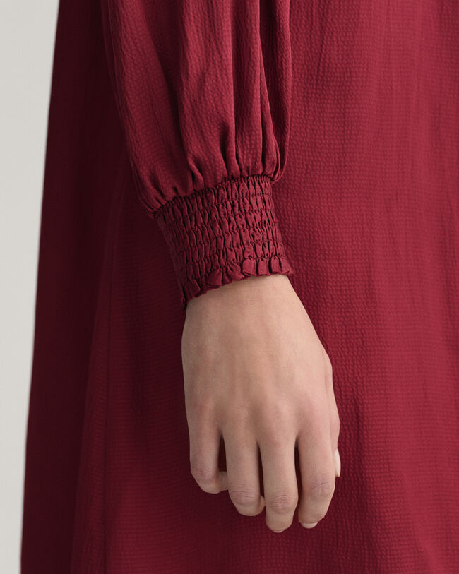 Vestido com gola estilo mao