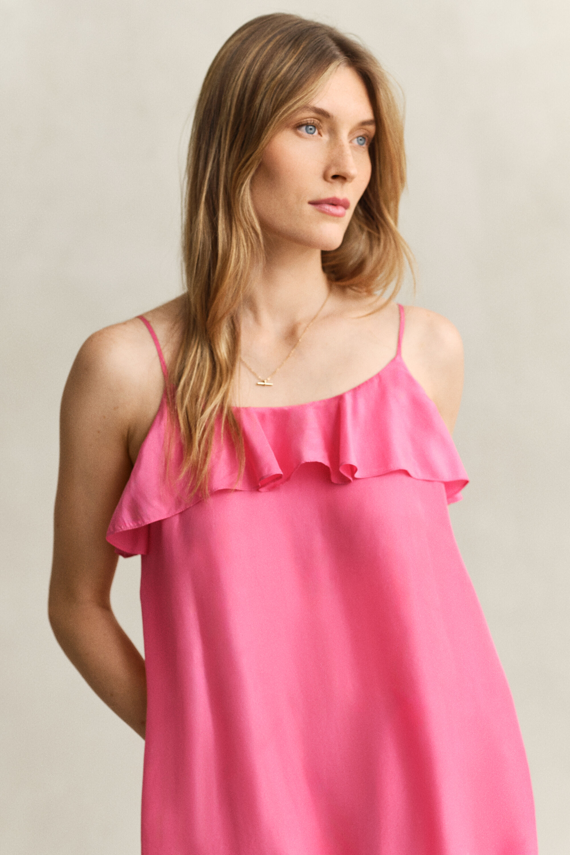 Vestido de alças em seda com comprimento médio