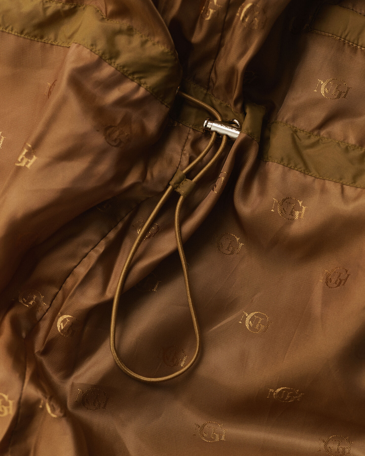 Blusão de penas com comprimento médio