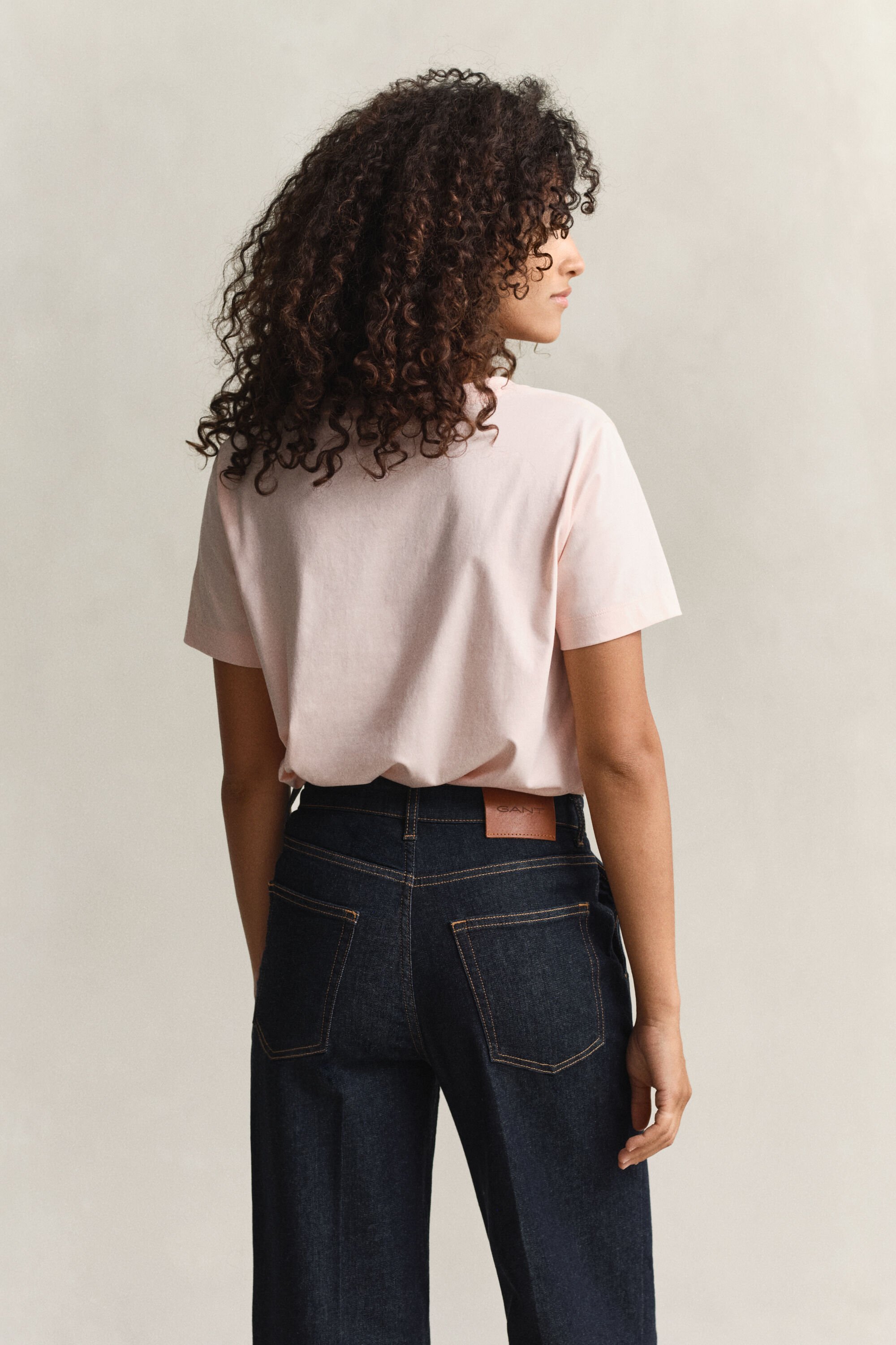 T-shirt com decote em V Shield