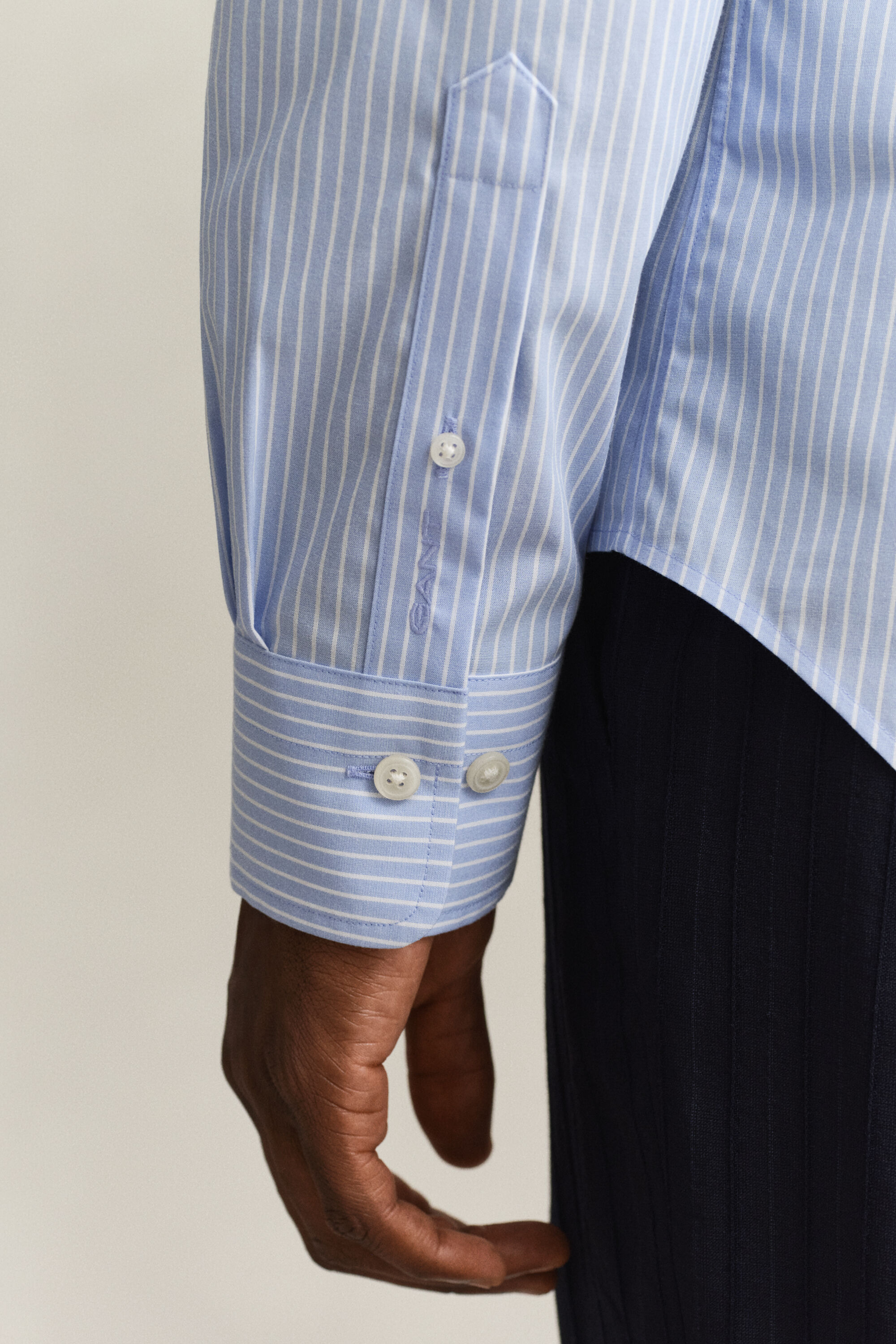 Camisa às riscas em popelina e elastano