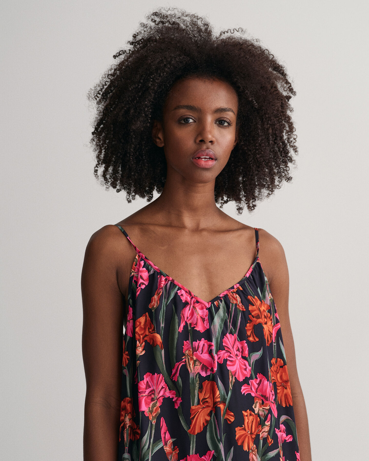 Vestido maxi estampado com alças finas