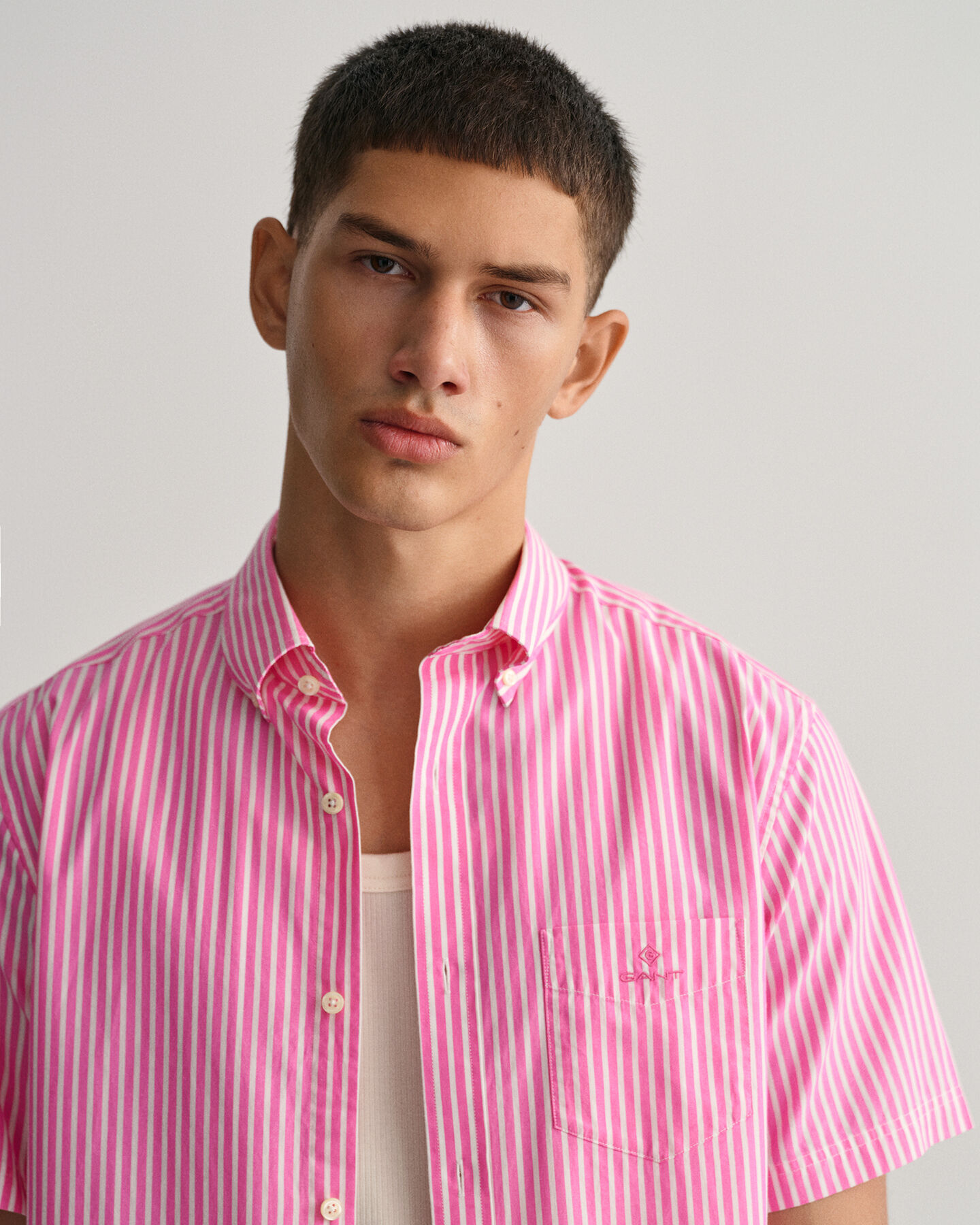 Camisa de popelina às riscas de manga curta regular fit