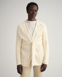 Casaco de malha entrançada com frente de trespasse