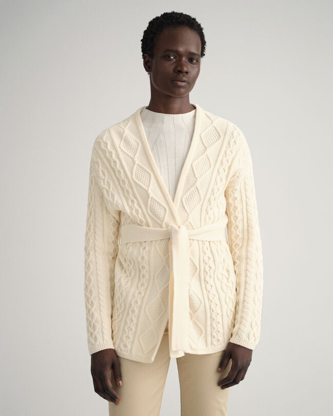 Casaco de malha entrançada com frente de trespasse