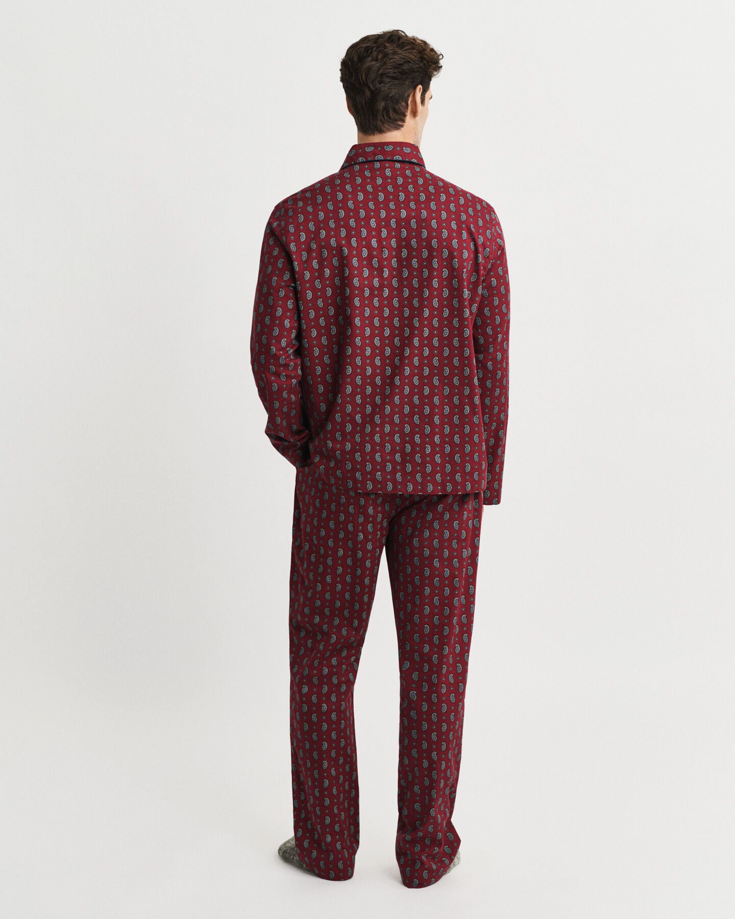 Caixa de presente com pijama com padrão paisley estampado