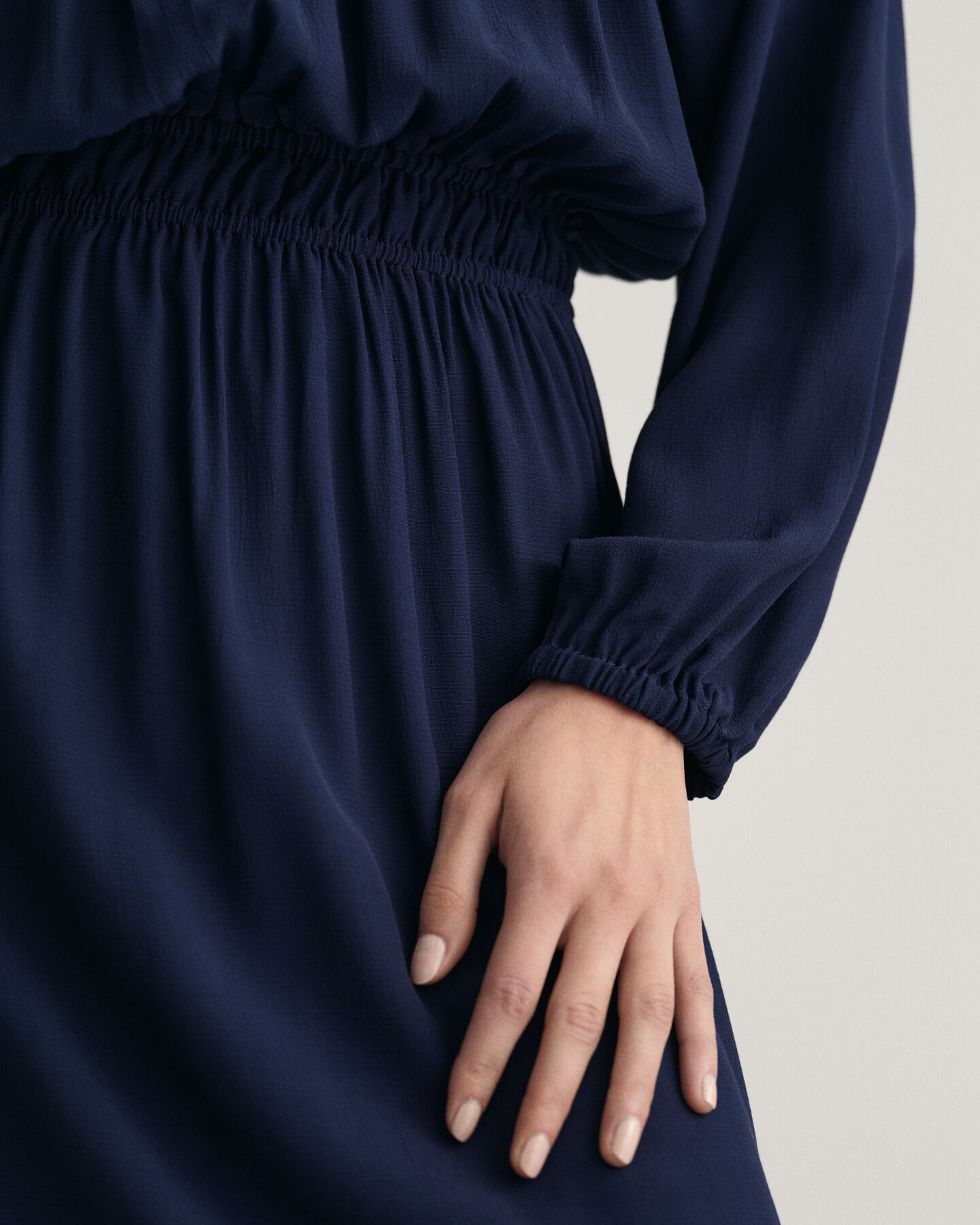 Vestido com decote à barco