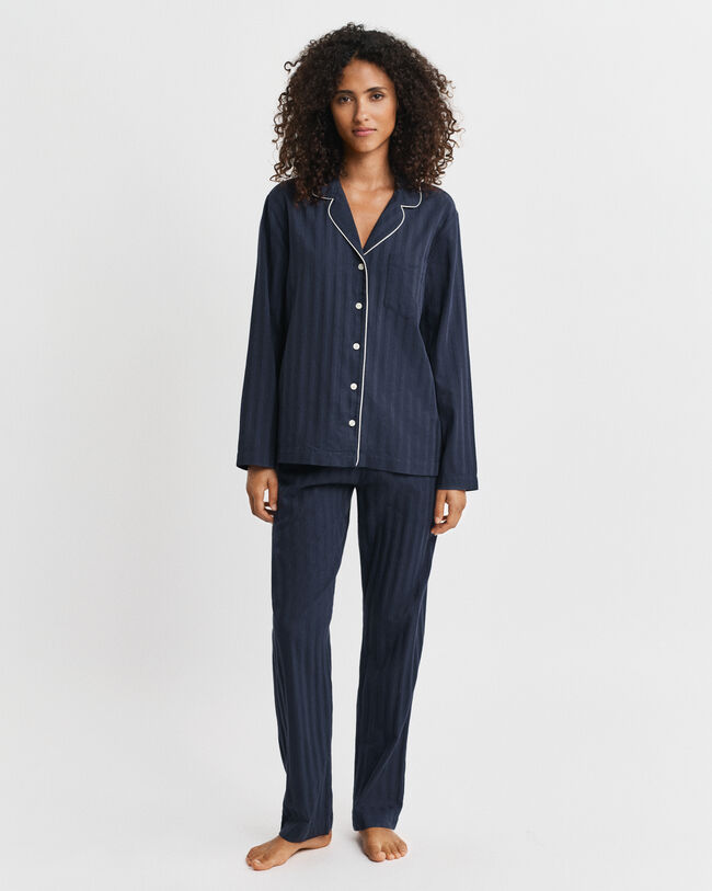 Caixa de presente com pijama em cetim às riscas