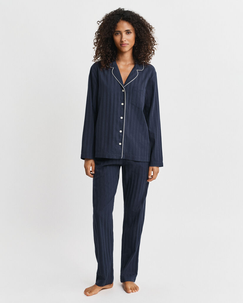 Caixa de presente com pijama em cetim às riscas