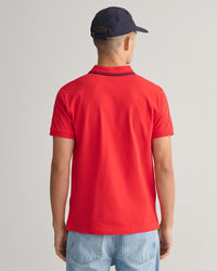 Polo em algodão piqué com colarinho contrastante às riscas