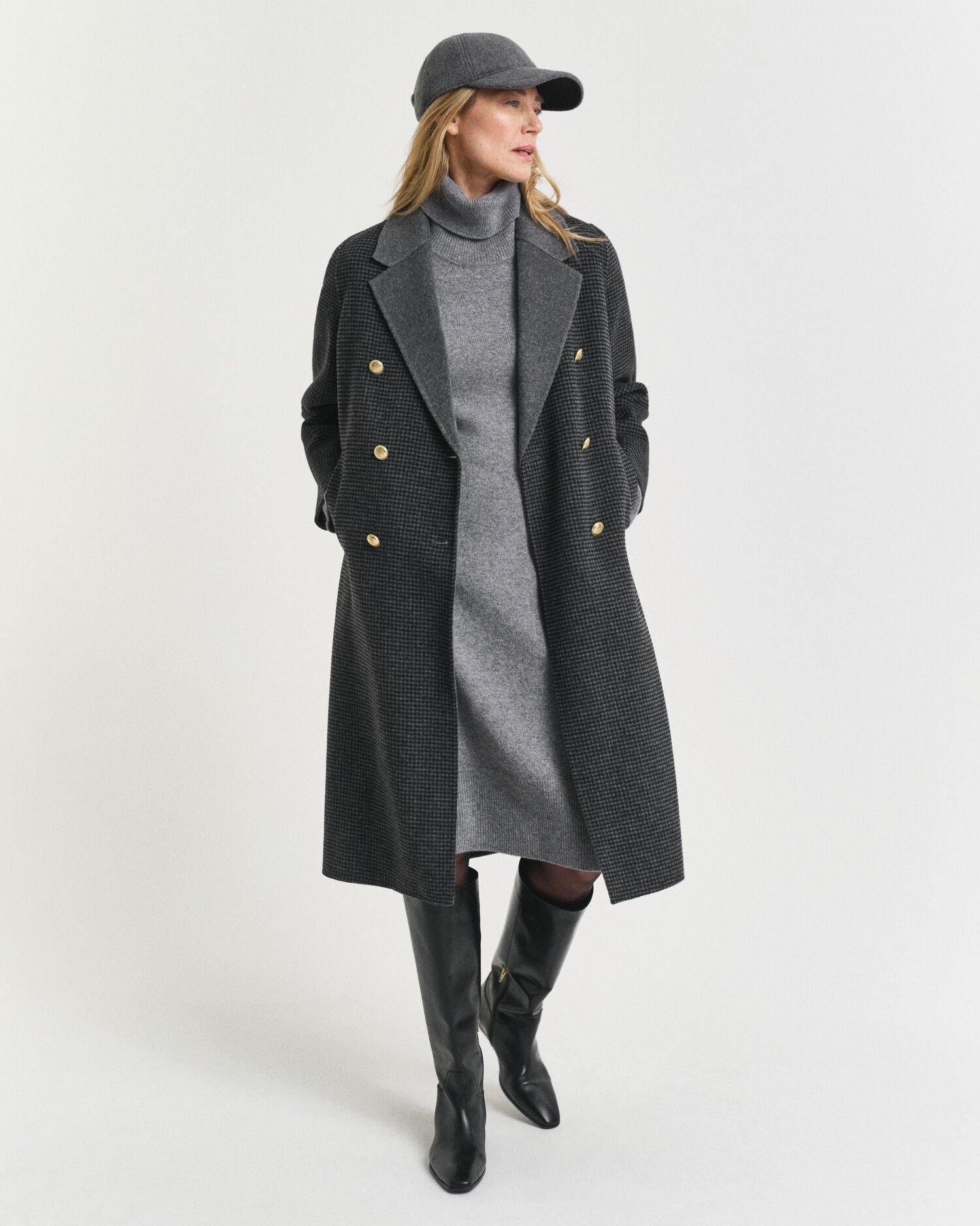 Vestido com gola alta e detalhe de malha