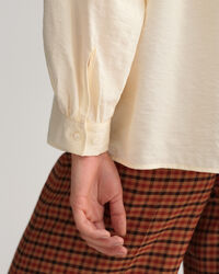 Blusa com gola estilo mao