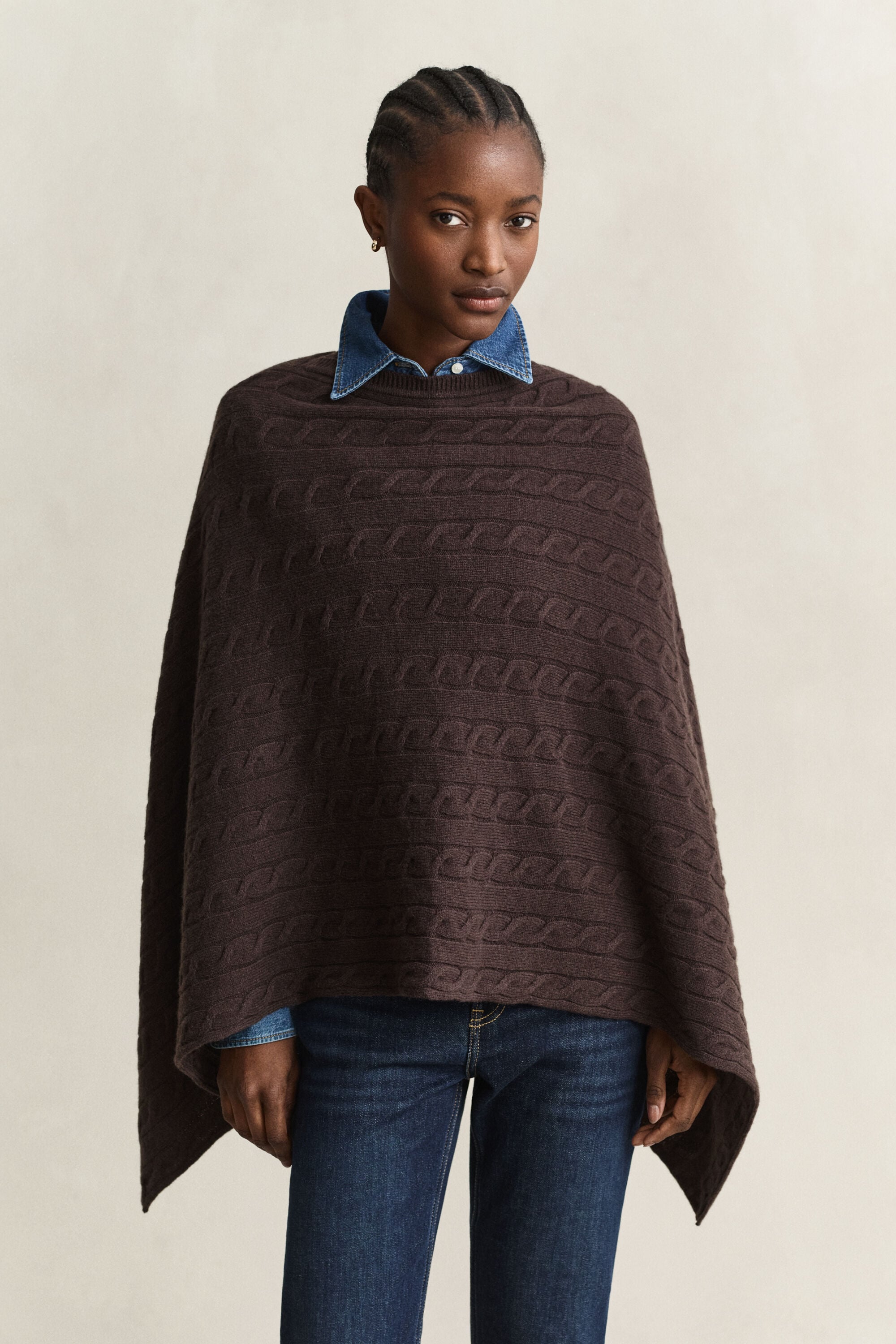 Poncho em malha entrançada de lã