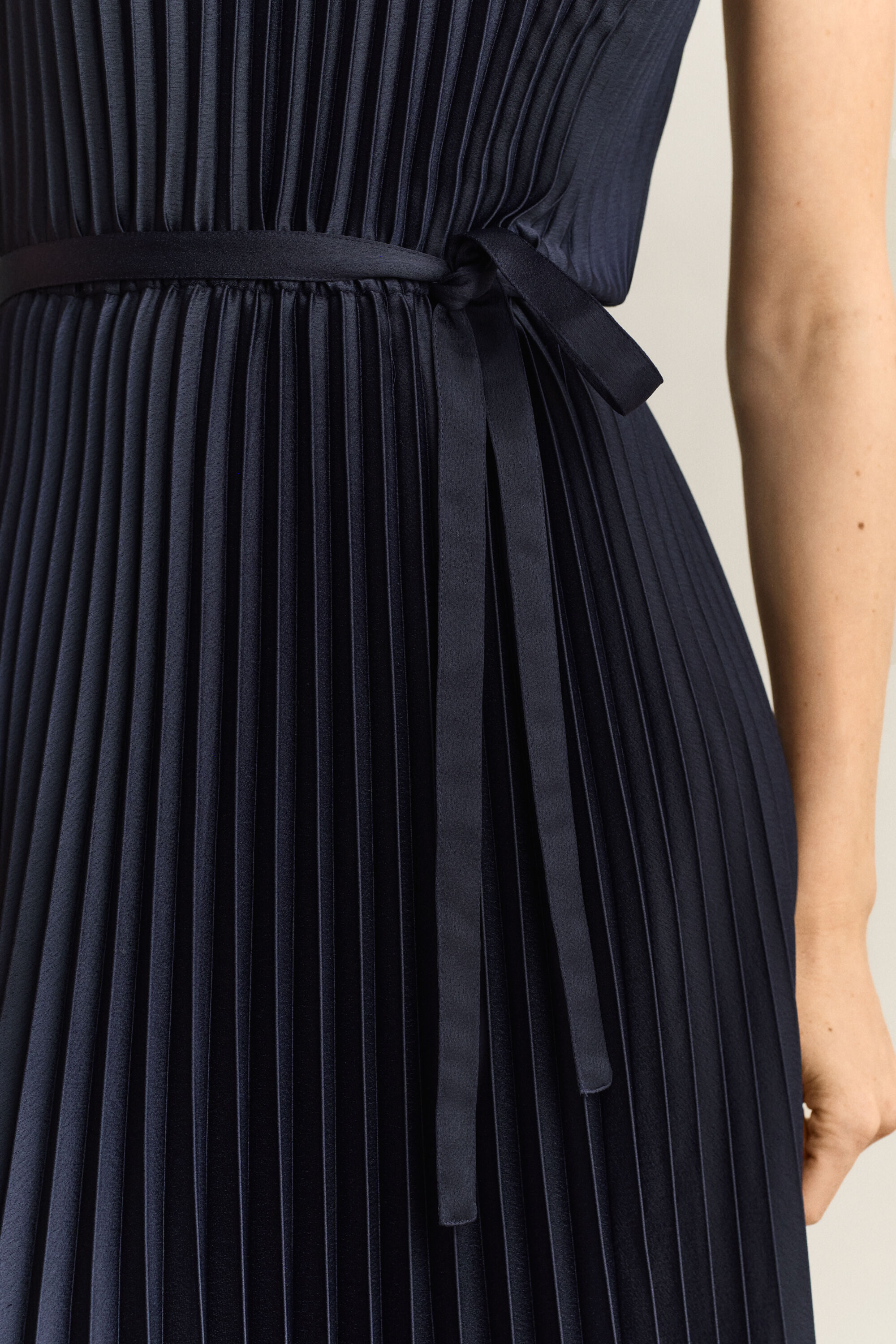 Vestido com pregas e cinto
