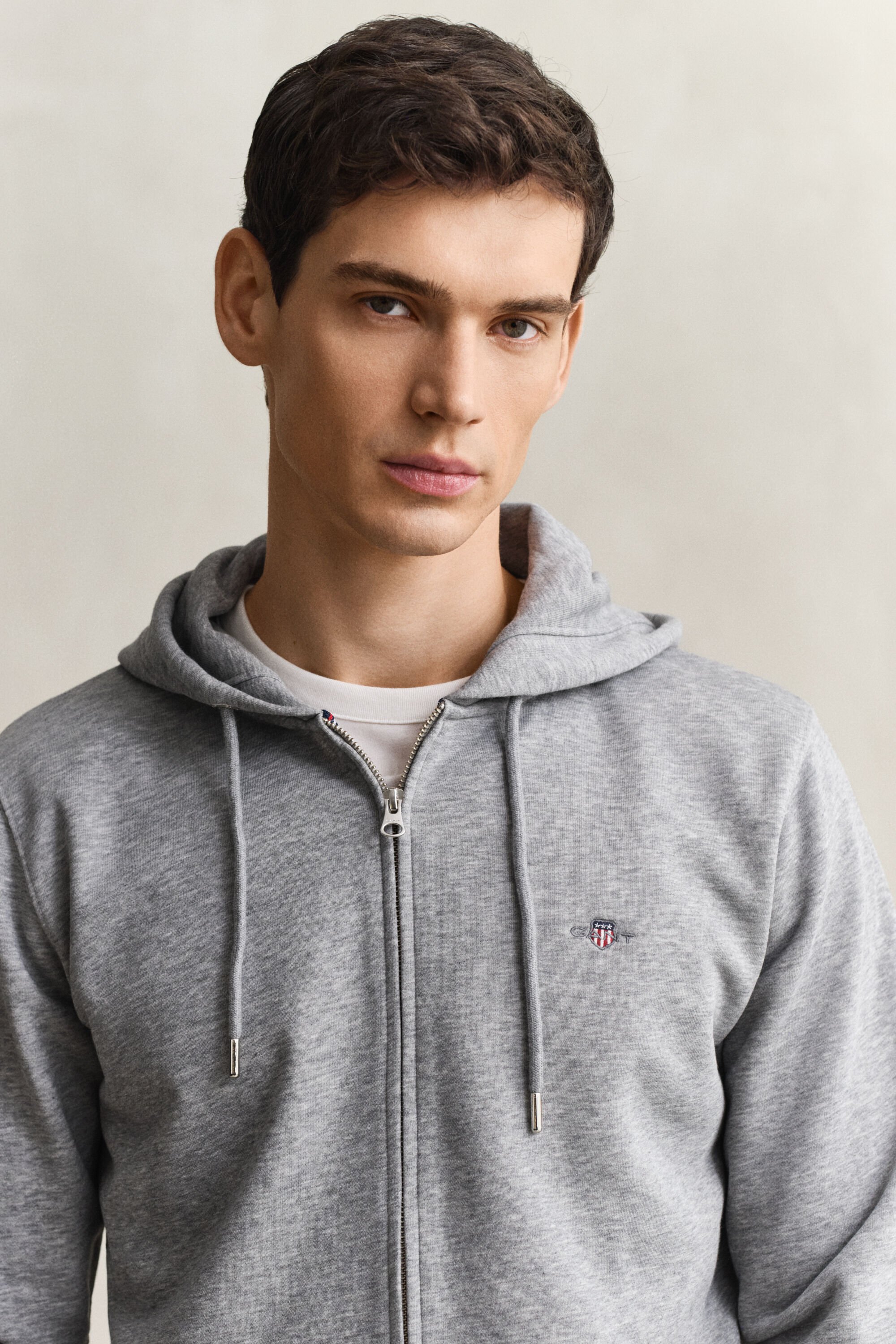 Sweatshirt com capuz e fecho Shield