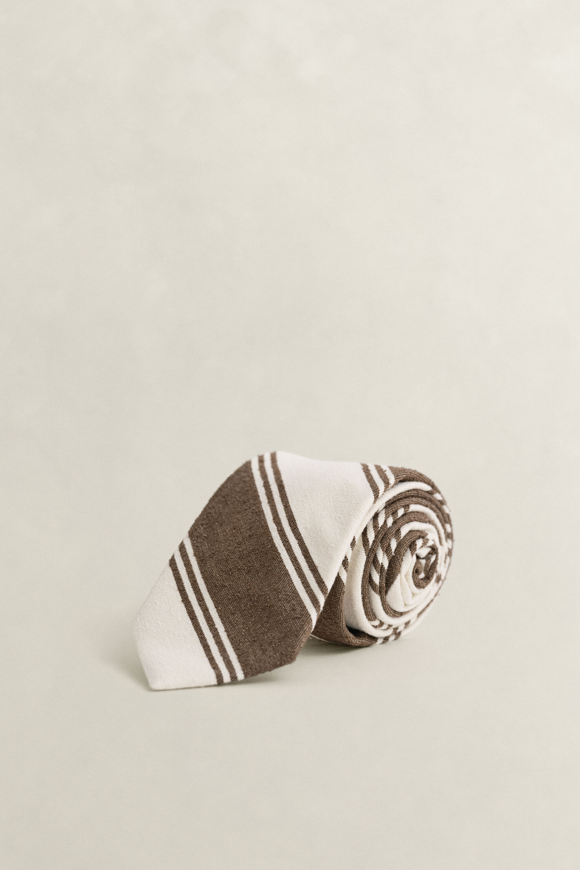 Gravata em seda crua