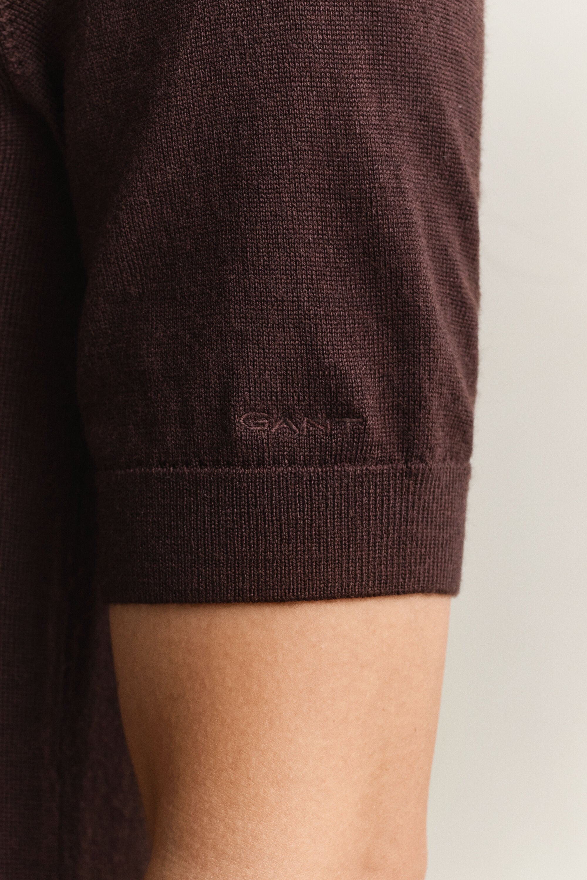 Vestido de gola alta em lã de merino