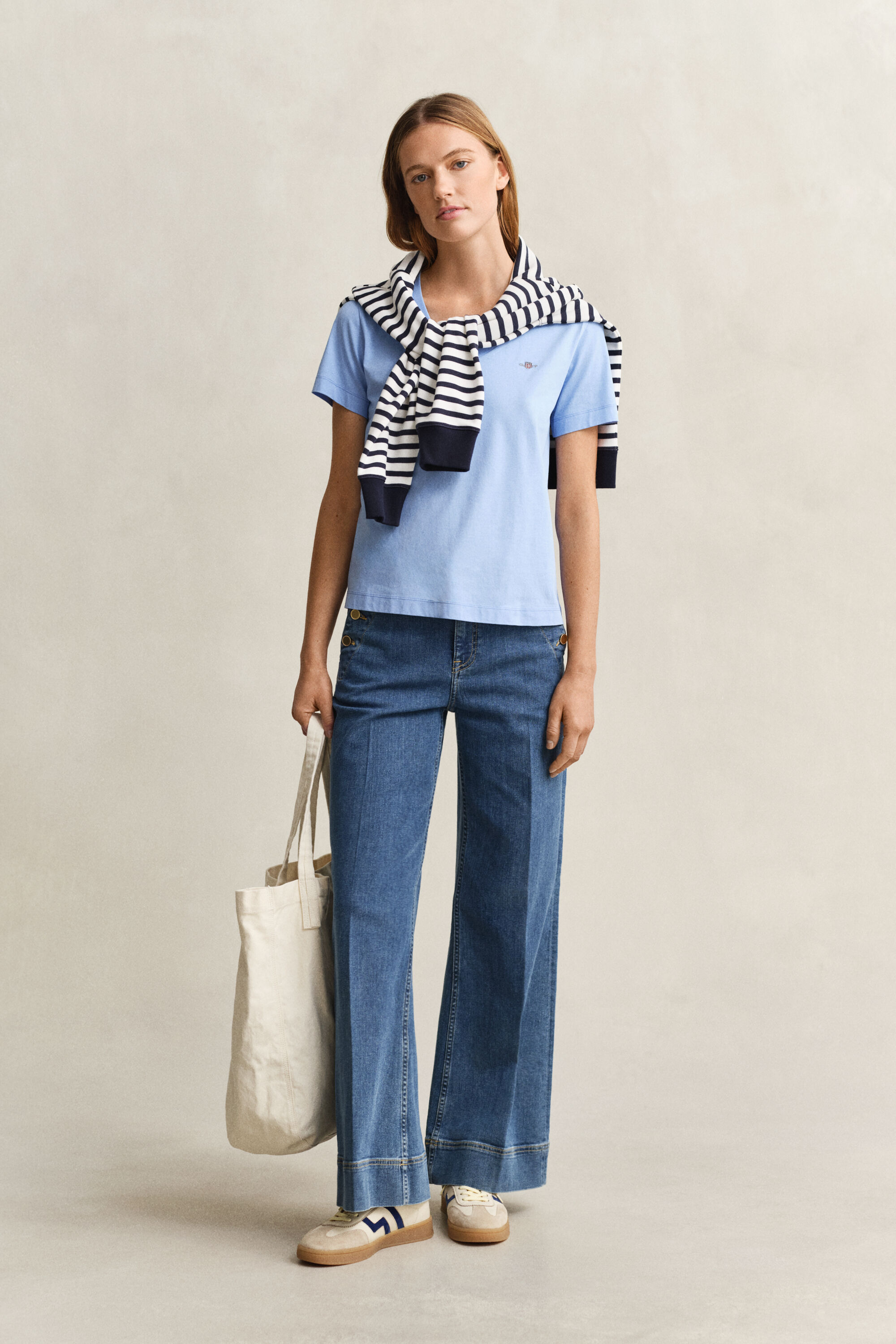 T-shirt com decote em V Shield