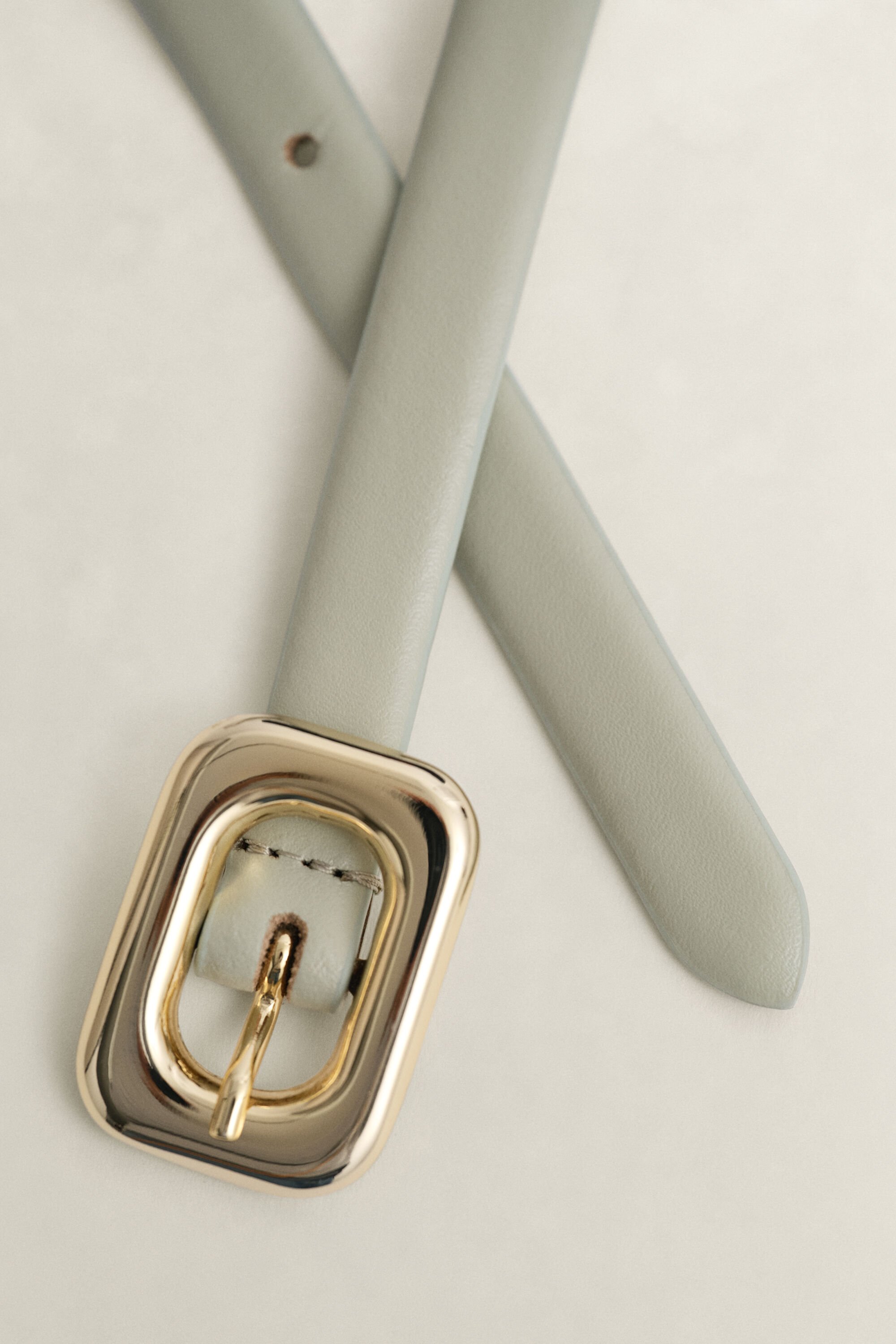 Cinto em pele com fivela redonda